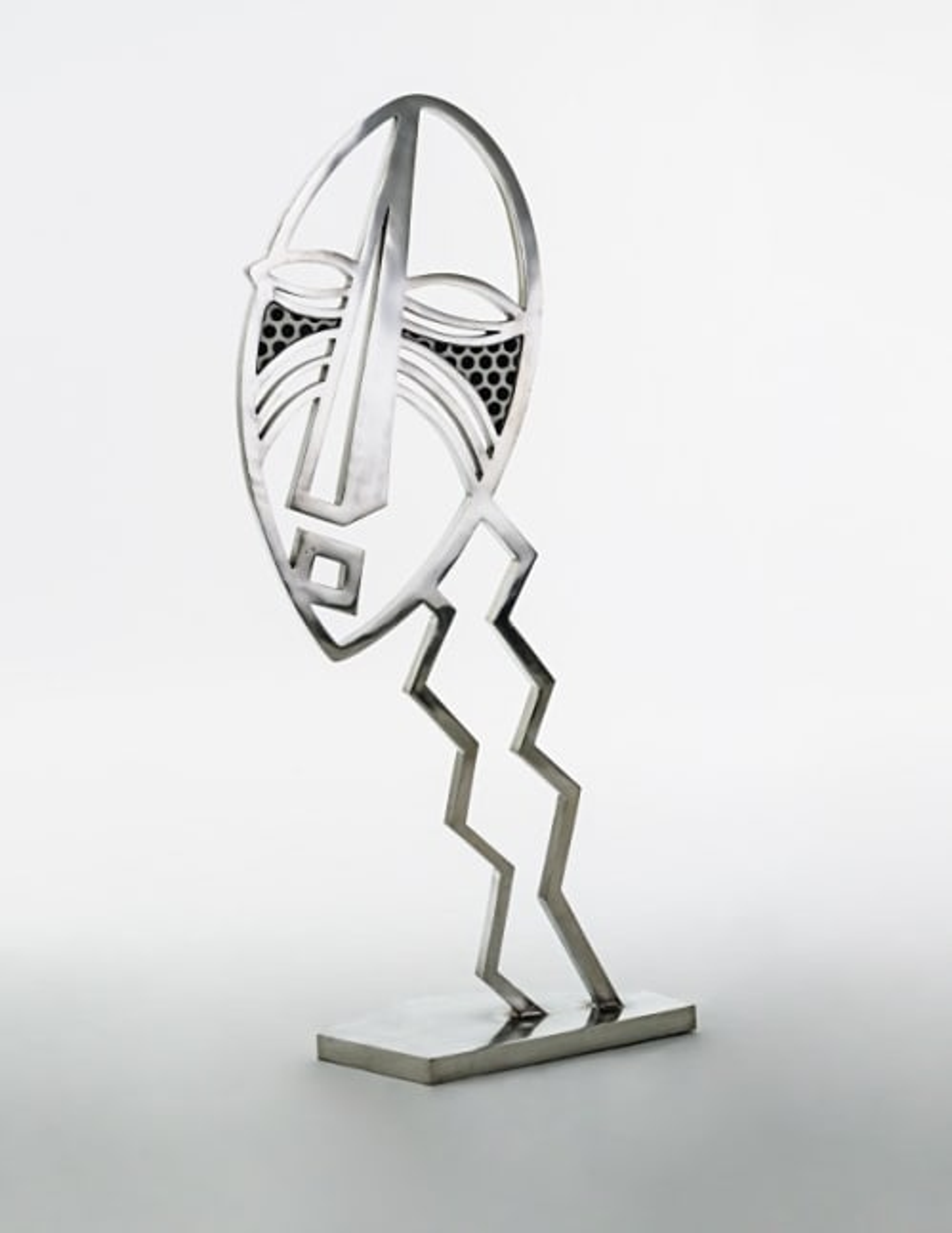 Une grande sculpture métallique représentant un masque africain de Roy Lichtenstein.