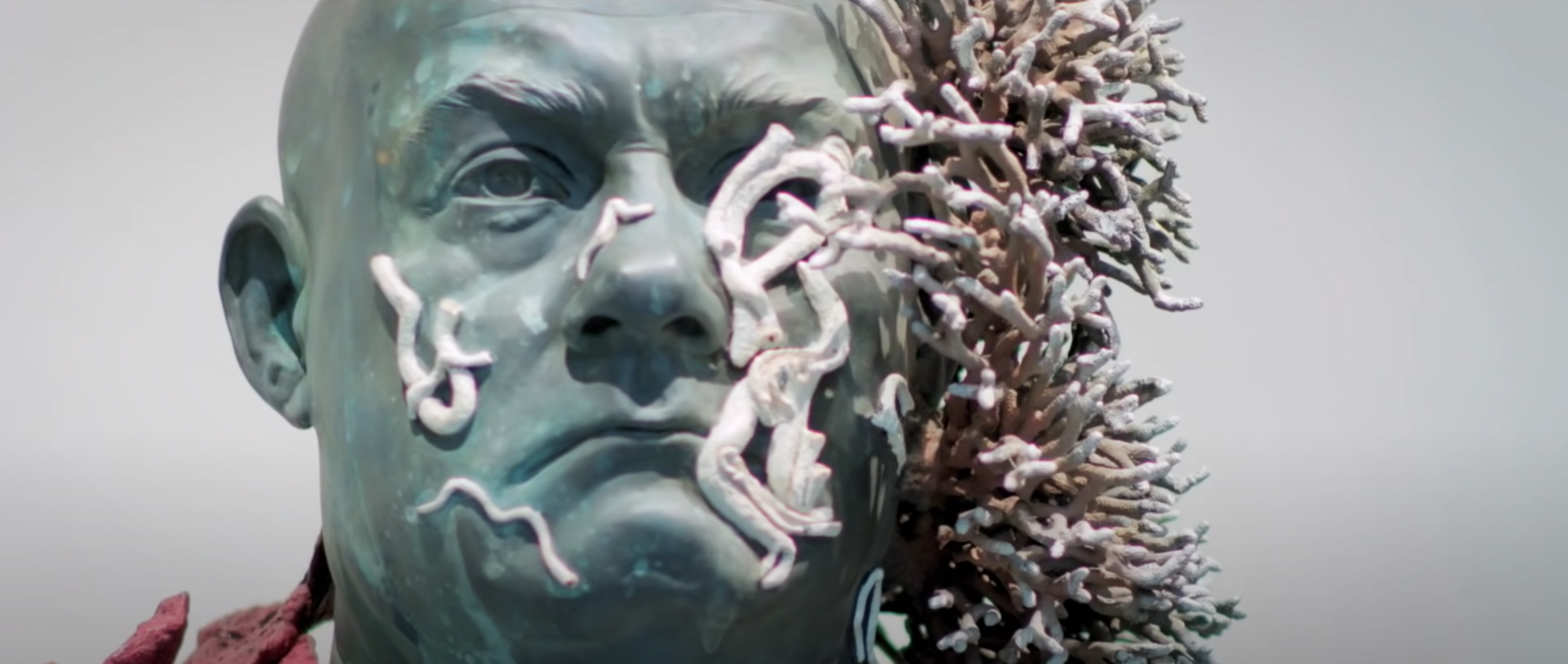 Une sculpture du visage de l'artiste [Damein Hirst], recouverte de faux corail.