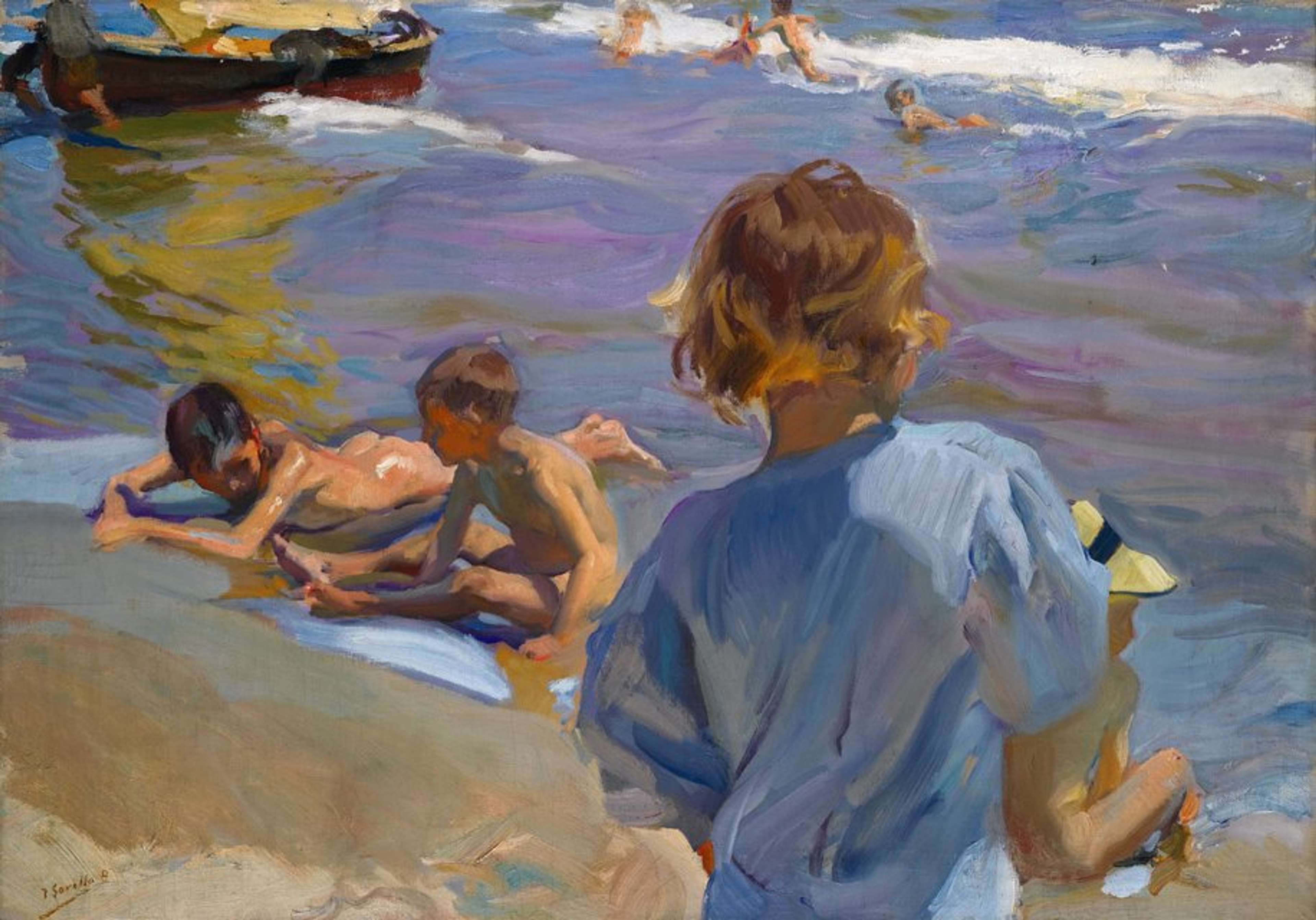 Des enfants jouent sur le rivage baigné de soleil, deux garçons sont accroupis au bord de l'eau tandis qu'un autre enfant en chemise bleue regarde, les vagues chatoyant de reflets violets, bleus et dorés.