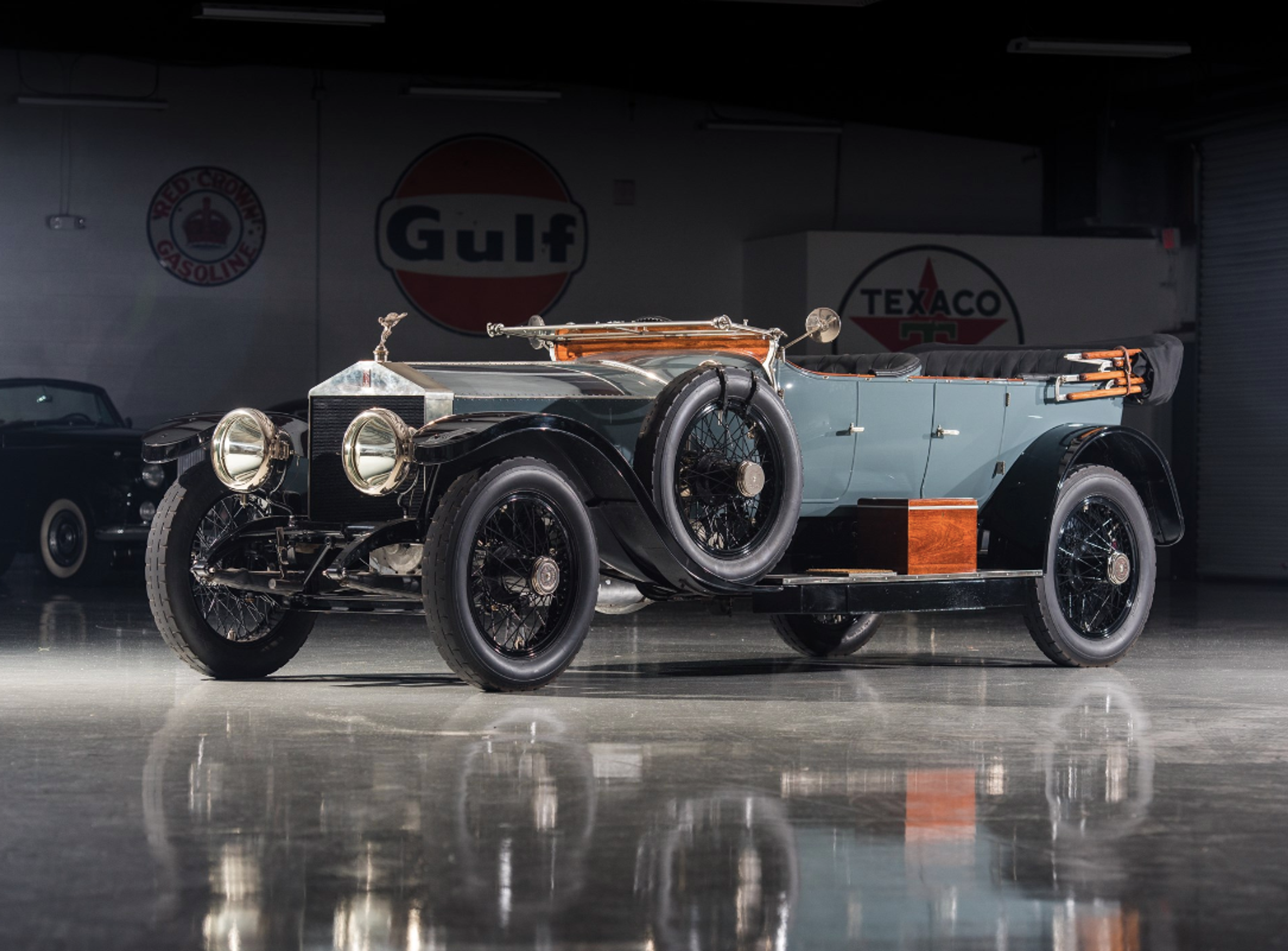 Une Rolls-Royce Silver Ghost de 1914 photographiée dans une salle d'exposition automobile.
