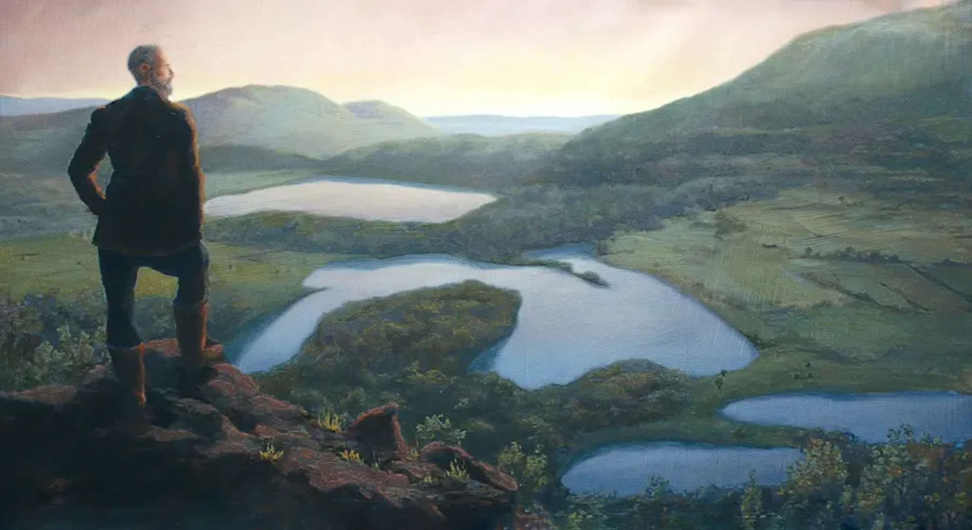 Peinture représentant un homme barbu, botté et vêtu d'un manteau, debout sur une falaise rocheuse, contemplant un vaste paysage de collines verdoyantes, de lacs et de champs au lever ou au coucher du soleil. La scène dégage une atmosphère sereine et contemplative, baignée d'une lumière douce qui illumine l'horizon.