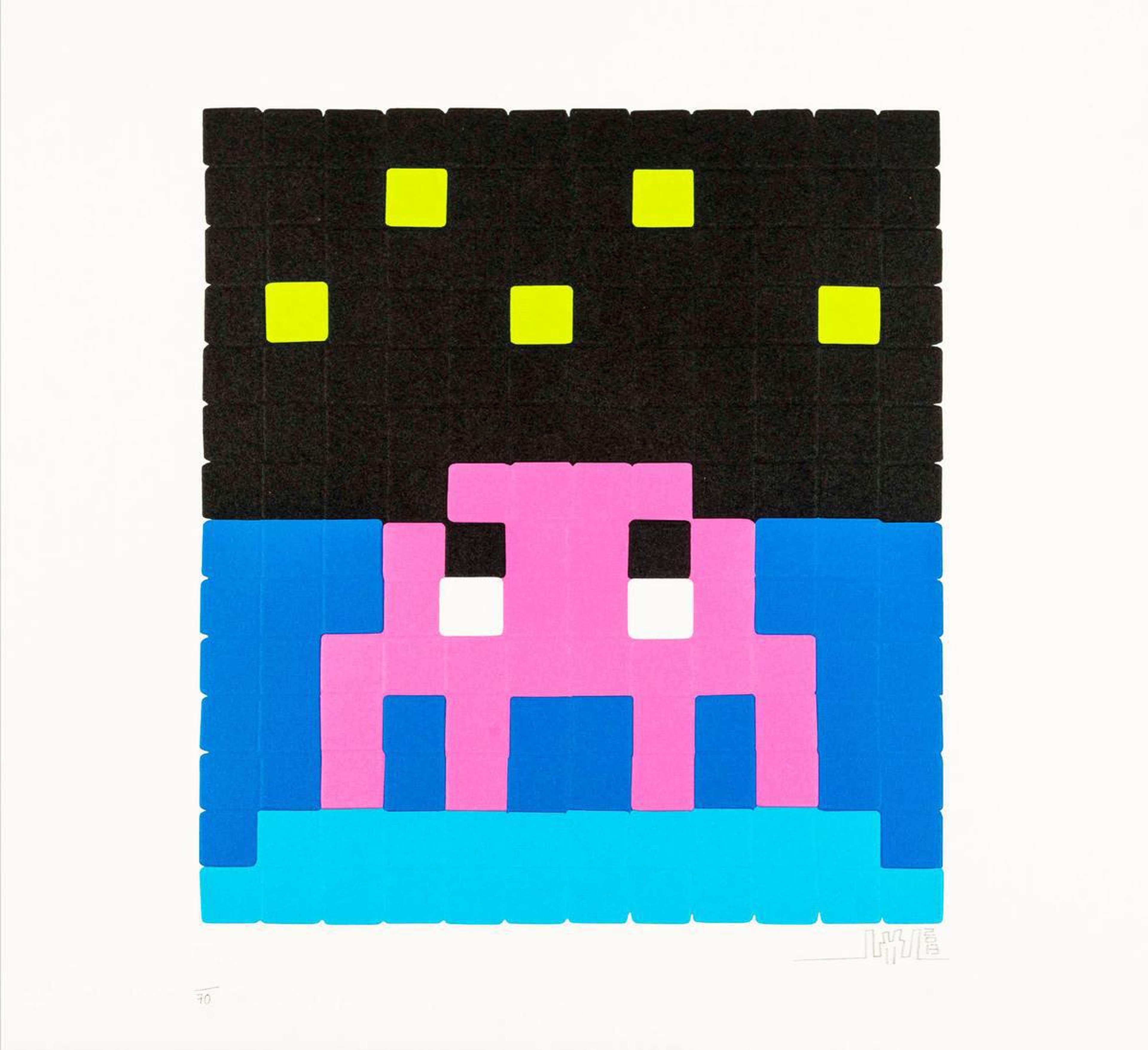 Des carreaux noirs, bleus et roses forment une mosaïque pixellisée dans le style emblématique d'Invader, rendant hommage aux jeux vidéo 8-bit des années 80.