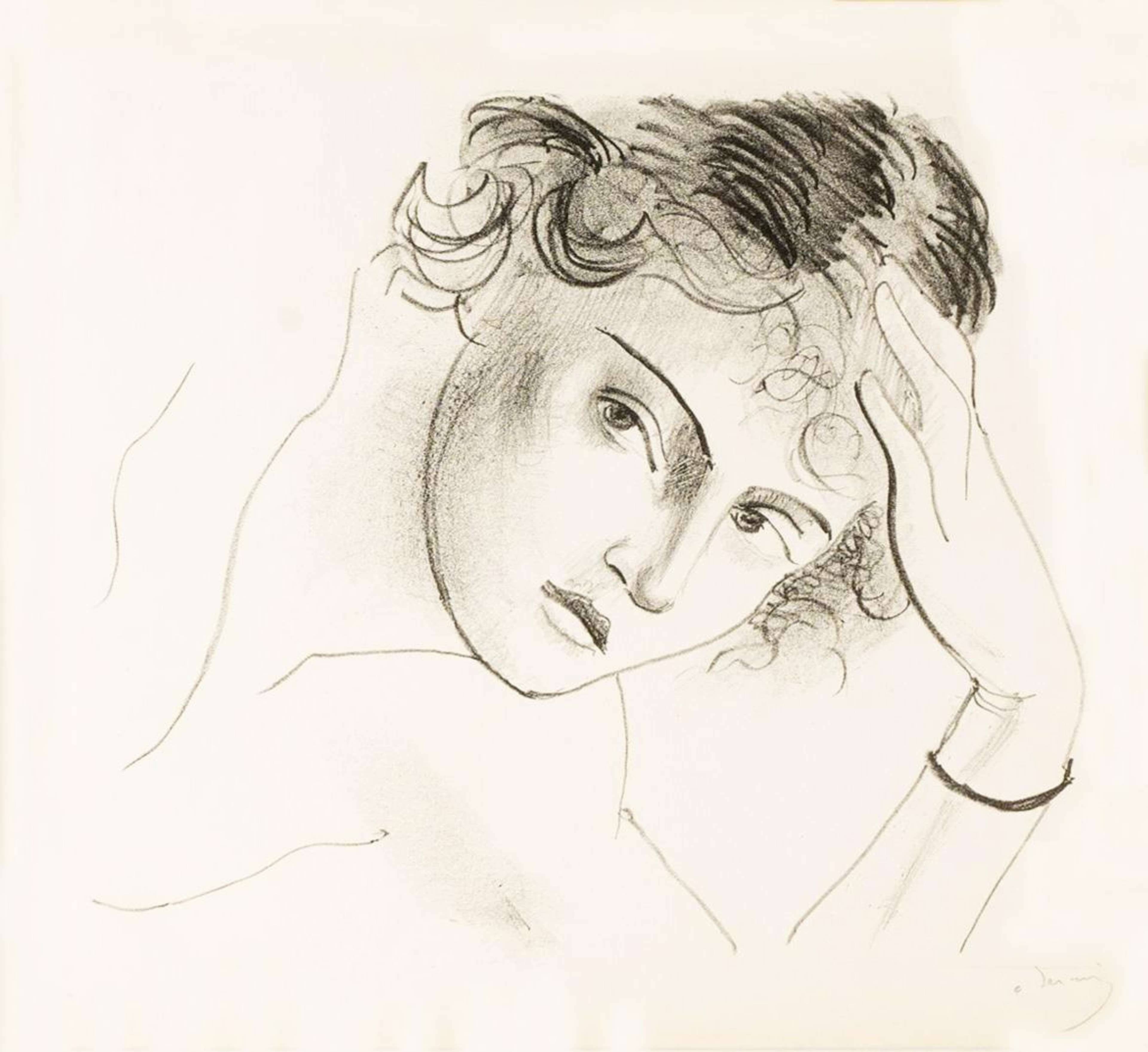 Portrait monochrome d'une femme, dont la main gauche est levée vers son front tandis qu'elle se tourne vers sa droite pour regarder le spectateur. Ses cheveux forment des boucles irrégulières autour de son visage, et ses traits sont dessinés avec des lignes de crayon à la fois sûres et incisives. Les détails sur ses épaules, son torse et son bras visible sont réduits au minimum.