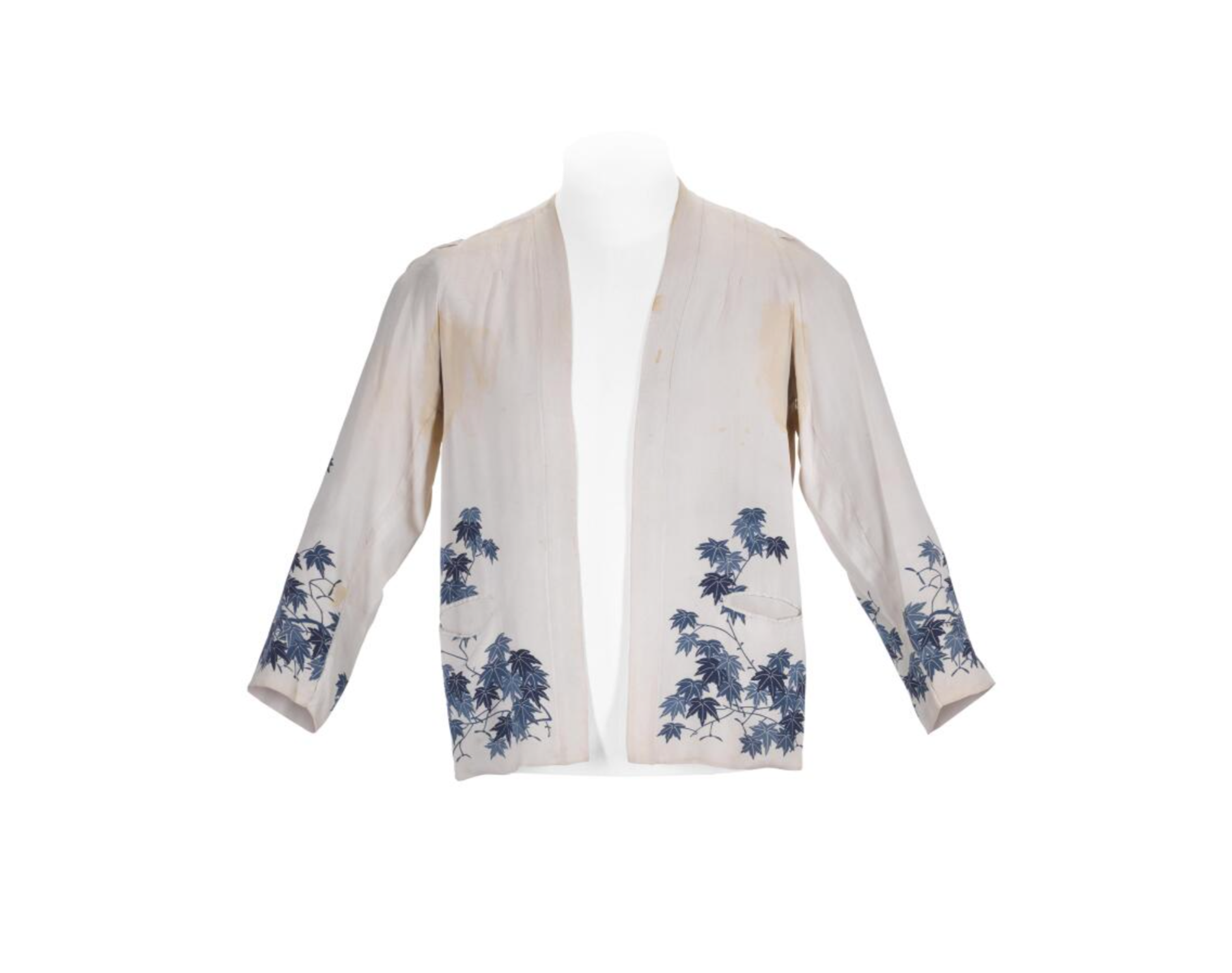 Une image d'une veste blanche de style kimono, avec des détails bleus, ayant appartenu à Freddie Mercury.