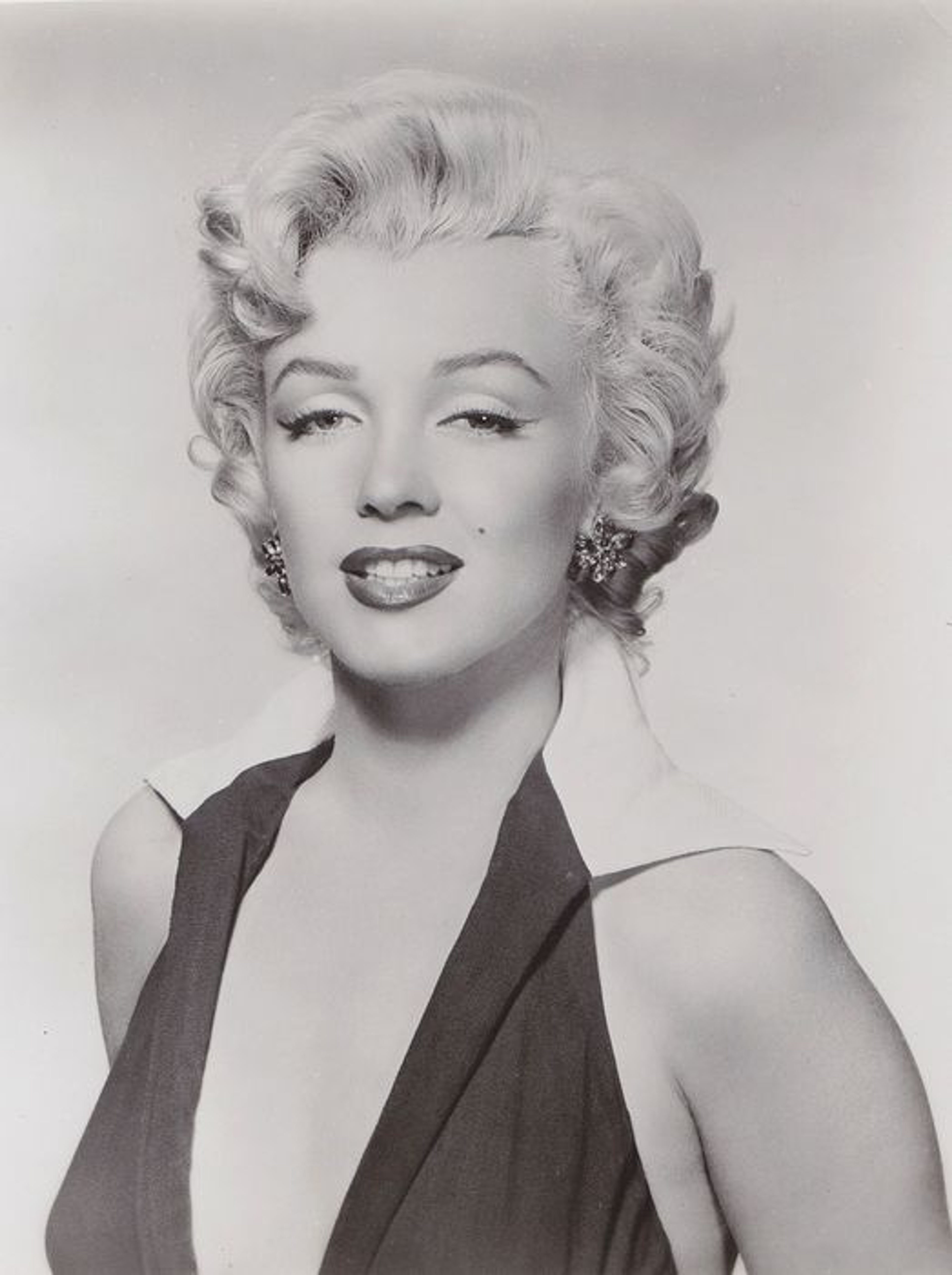 Portrait publicitaire monochrome de Marilyn Monroe dans le rôle de Rose Loomis dans le film de 1953, *Niagara*. Elle regarde l'objectif avec séduction, les yeux mi-clos et les lèvres légèrement entrouvertes.