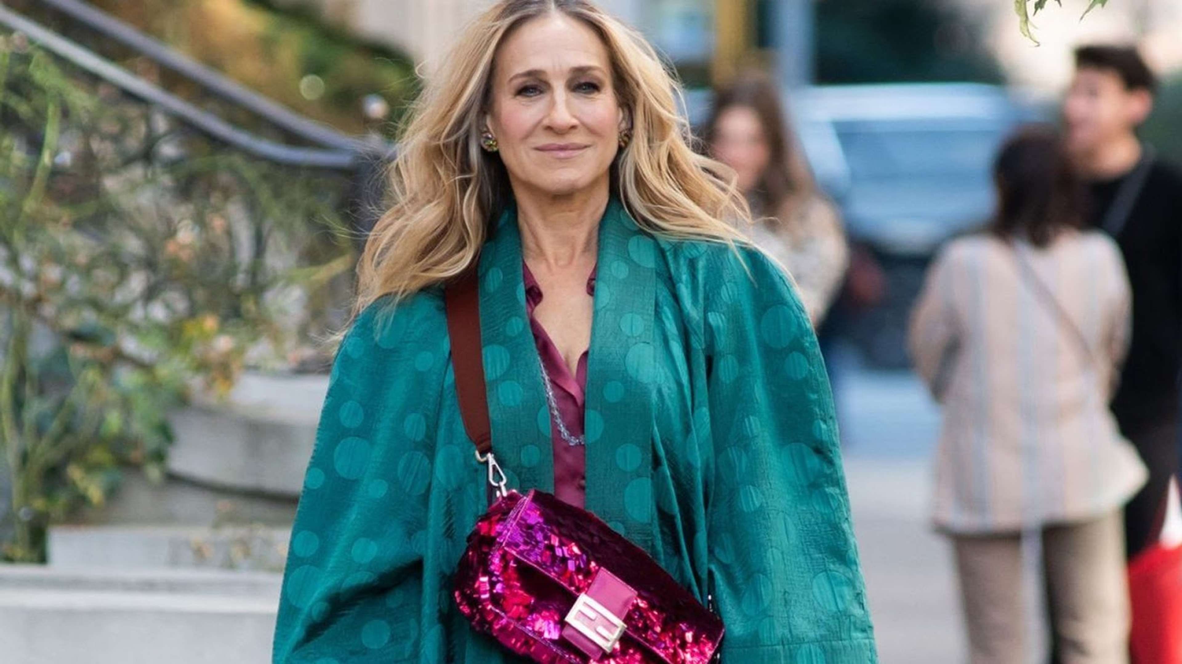 Une image de l'actrice Jessica Parker, vêtue d'une veste bleue et portant un sac Baguette de Fendi.