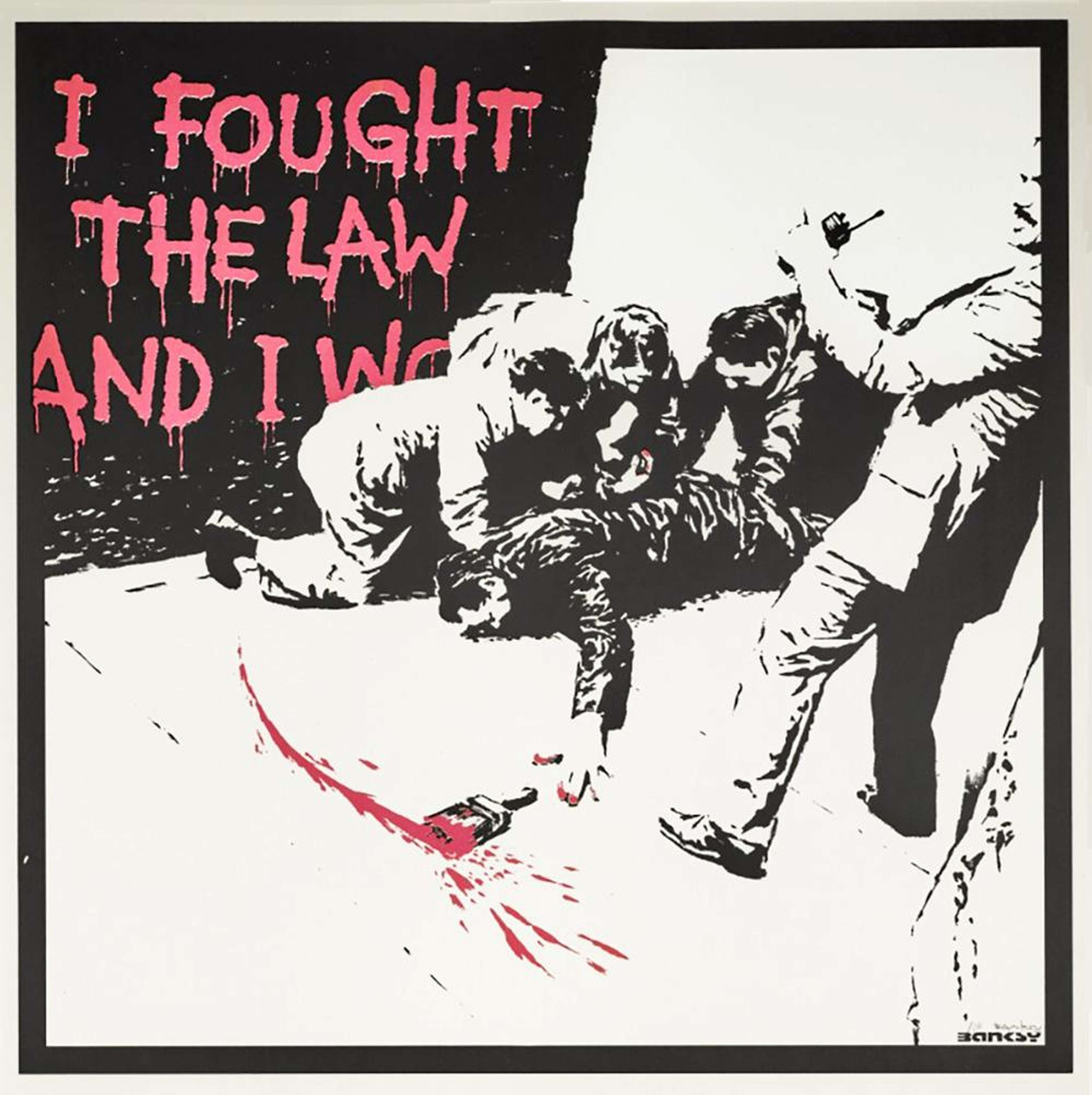 Sérigraphie en noir et blanc représentant quatre hommes maîtrisant un cinquième homme allongé face contre terre sur le sol. Un pinceau, couvert de peinture orange, lui échappe des mains et les mots « I Fought The Law And Won » sont peints sur un mur noir dans le coin droit de l’estampe. La scène fait référence à des images de la tentative d'assassinat du président Reagan en 1981.