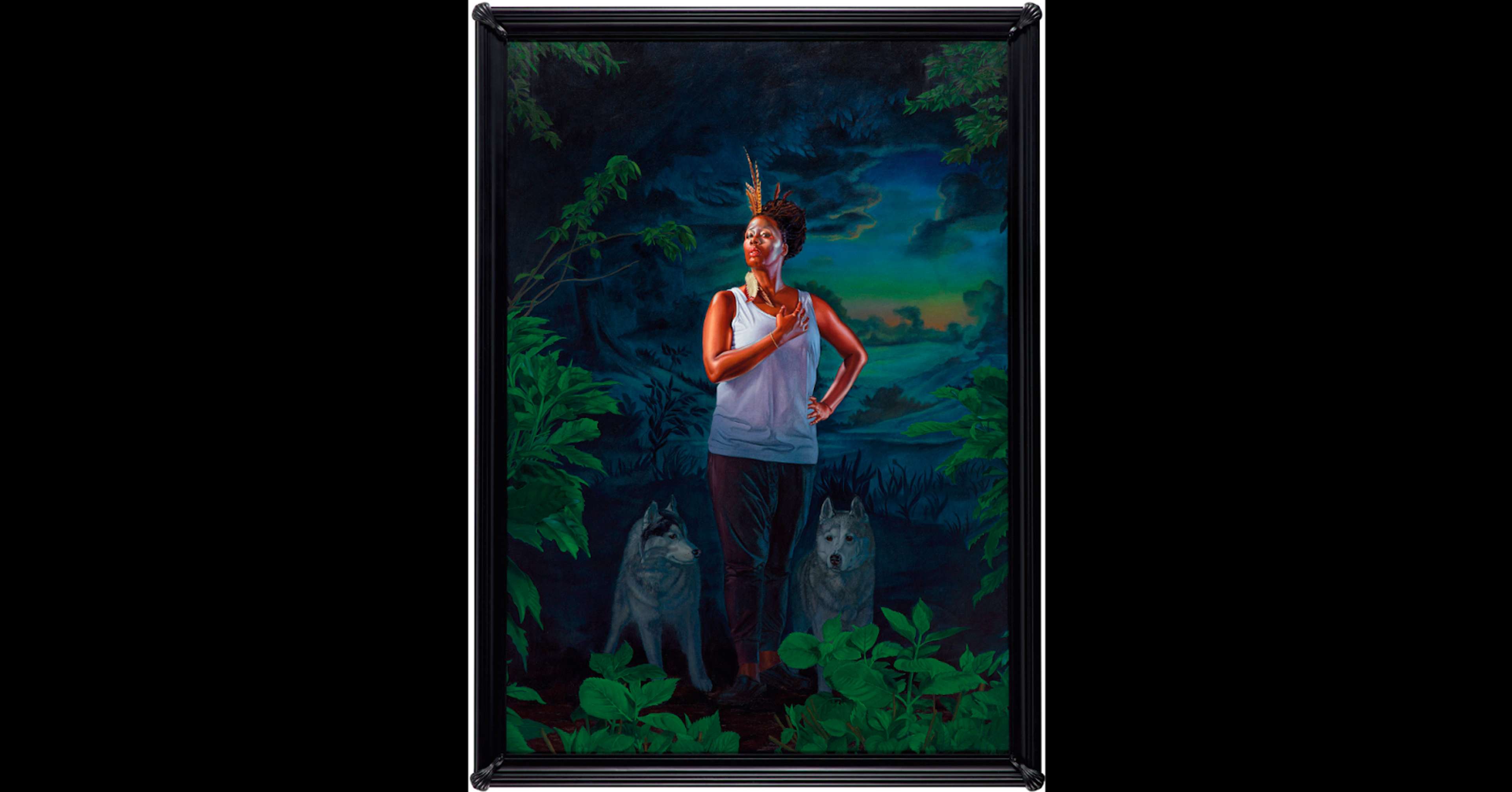 Une femme, l'artiste Mickalene Thomas, se tient debout, une main sur la hanche et l'autre couvrant sa poitrine. Elle porte des plumes dans les cheveux, un gilet blanc et un pantalon noir. De part et d'autre, deux coyotes se tiennent de garde ; l'arrière-plan est un vaste paysage naturel aux teintes de bleu et de vert.