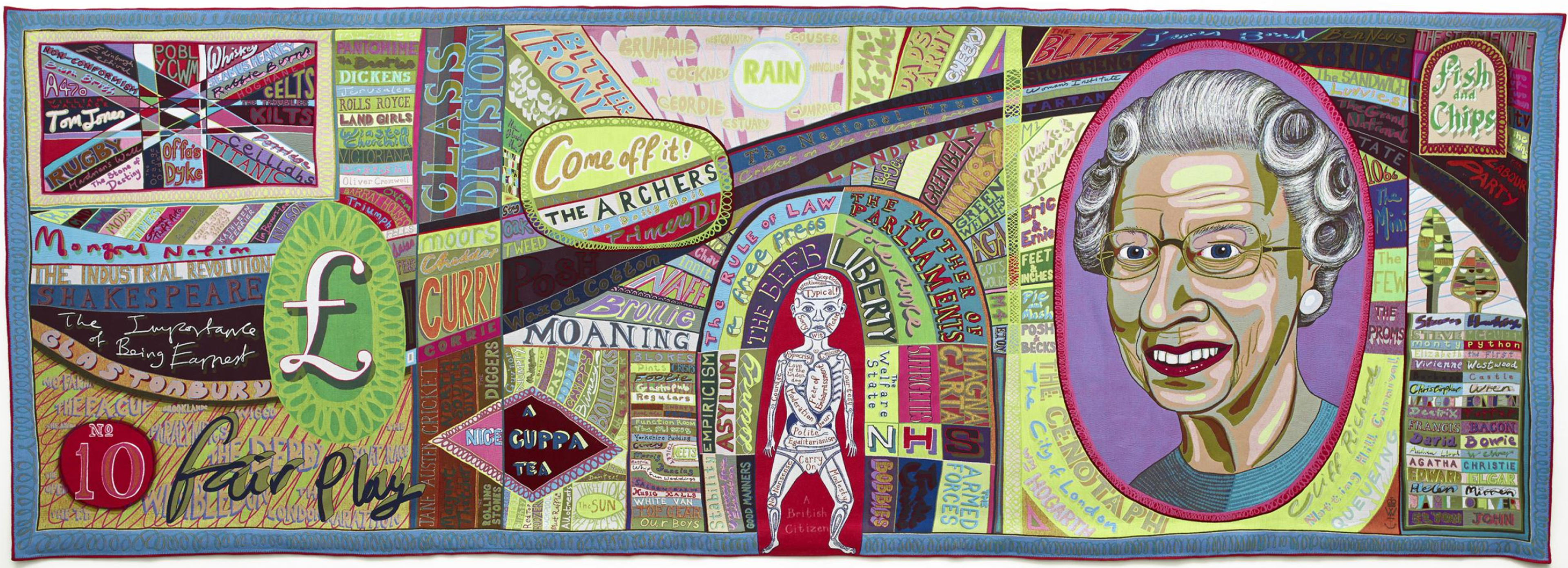 Tapisserie colorée de Grayson Perry s'étendant sur 8 mètres, inspirée d'un billet de dix livres sterling britannique, incorporant des symboles typiquement britanniques tels que la Reine et une tasse de thé, juxtaposés à des éléments nostalgiques comme la série radiophonique « The Archers » et la pluie caractéristique anglaise.
