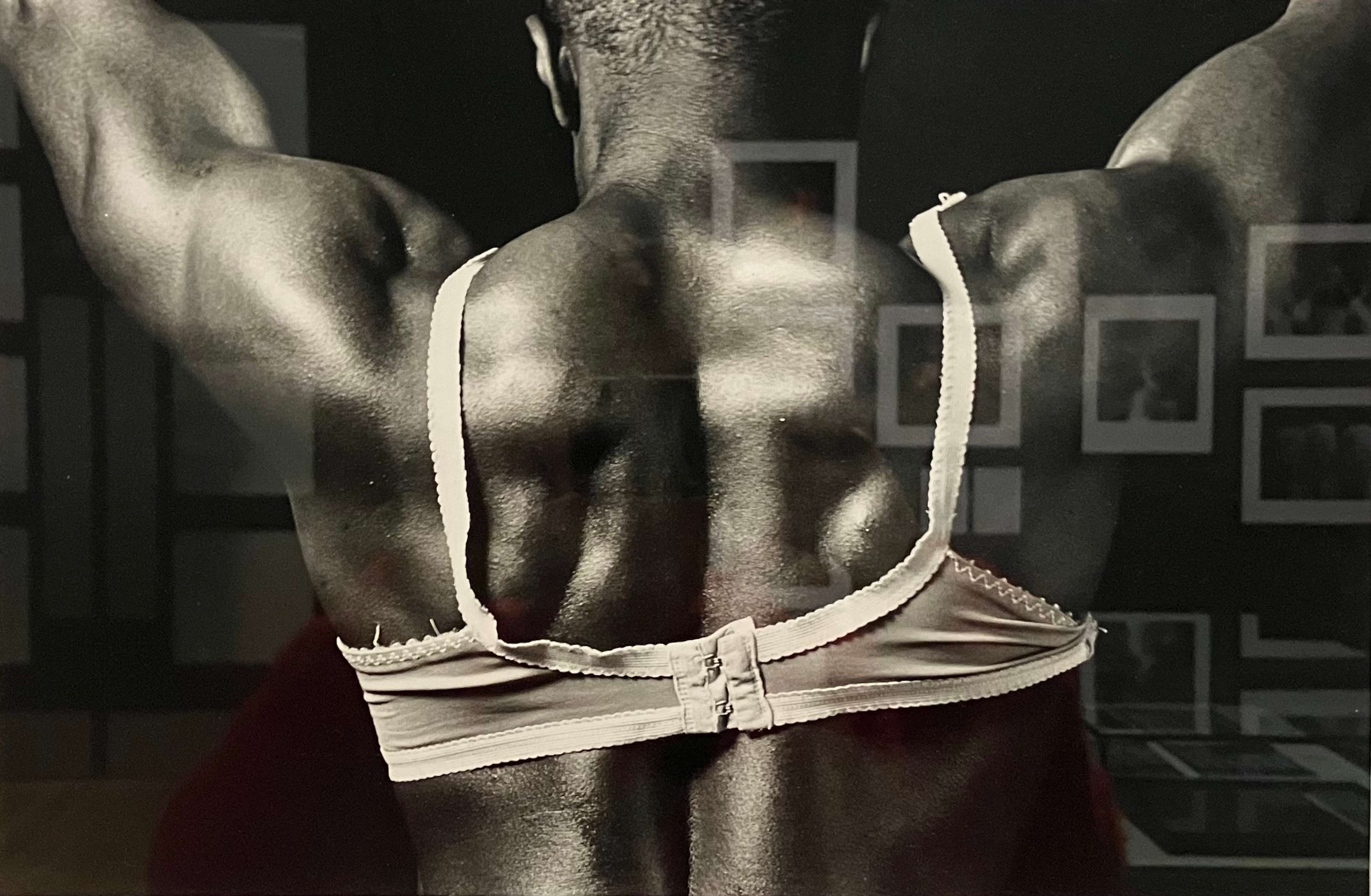 Un dos masculin musclé portant un soutien-gorge