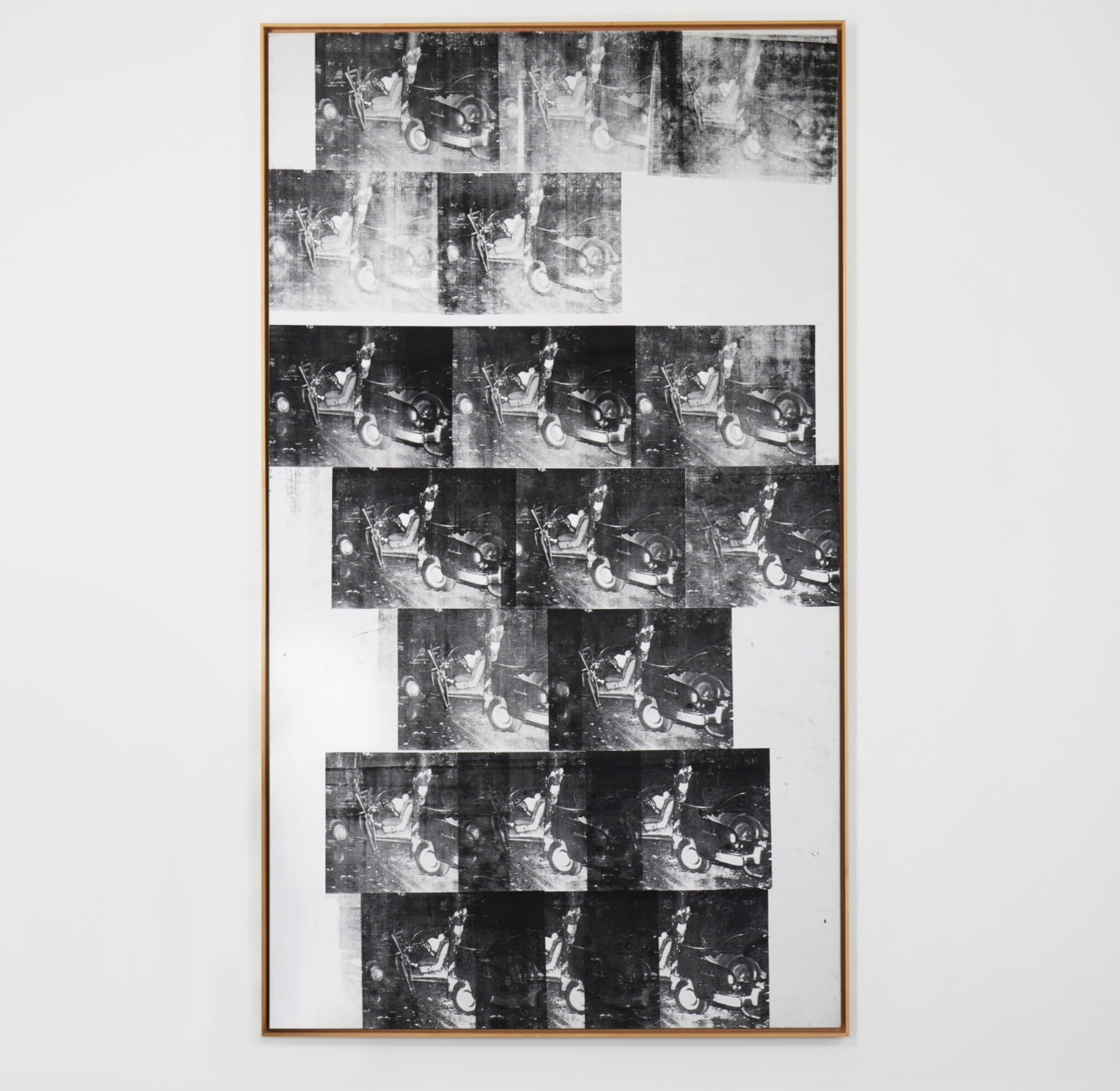 Une image de "White Disaster" d'Andy Warhol, une œuvre monochrome montrant des dizaines d'images répétées d'un accident de voiture.