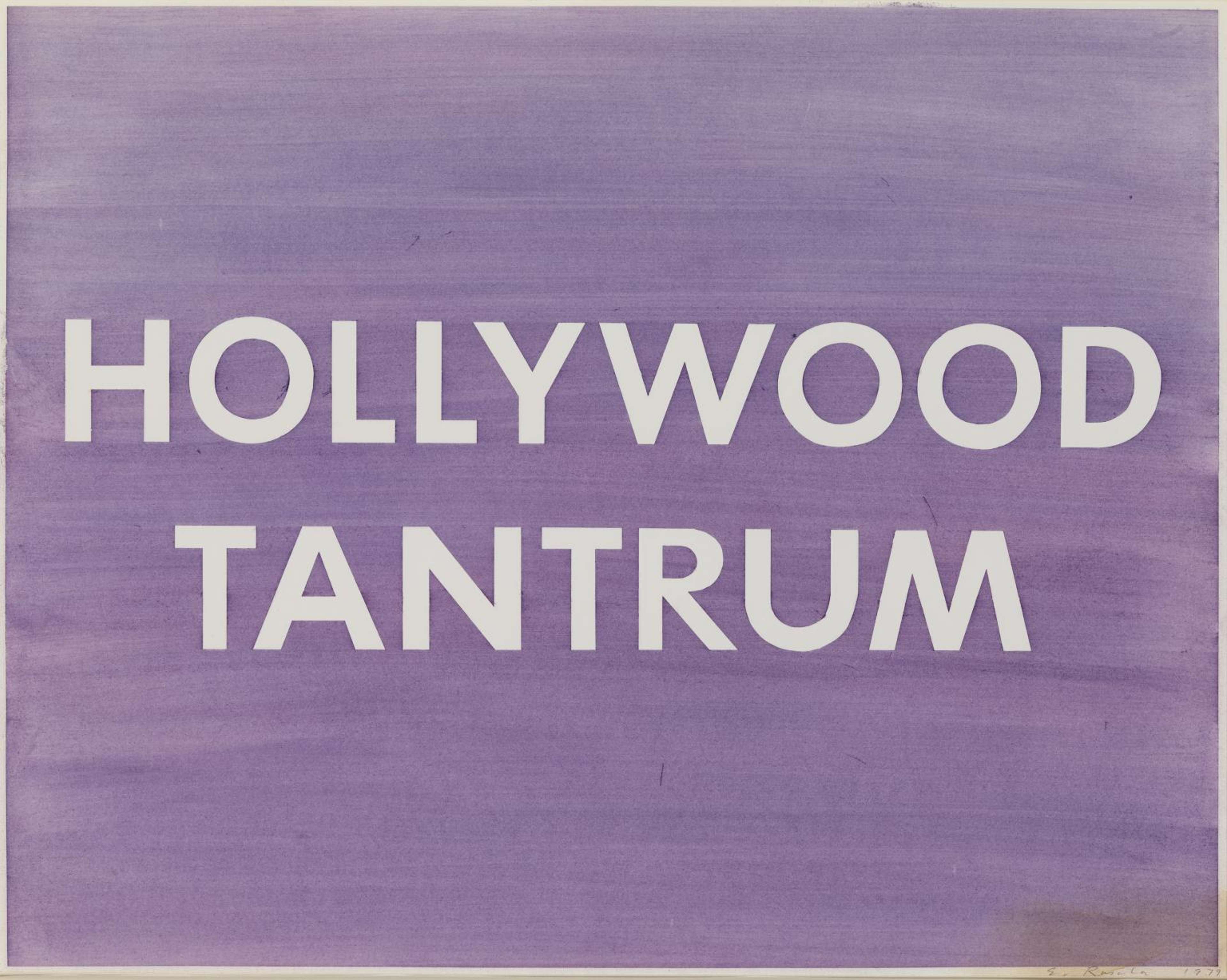Dessin au pastel représentant les mots « HOLLYWOOD TANTRUM » par Ed Ruscha sur un fond pastel lilas.