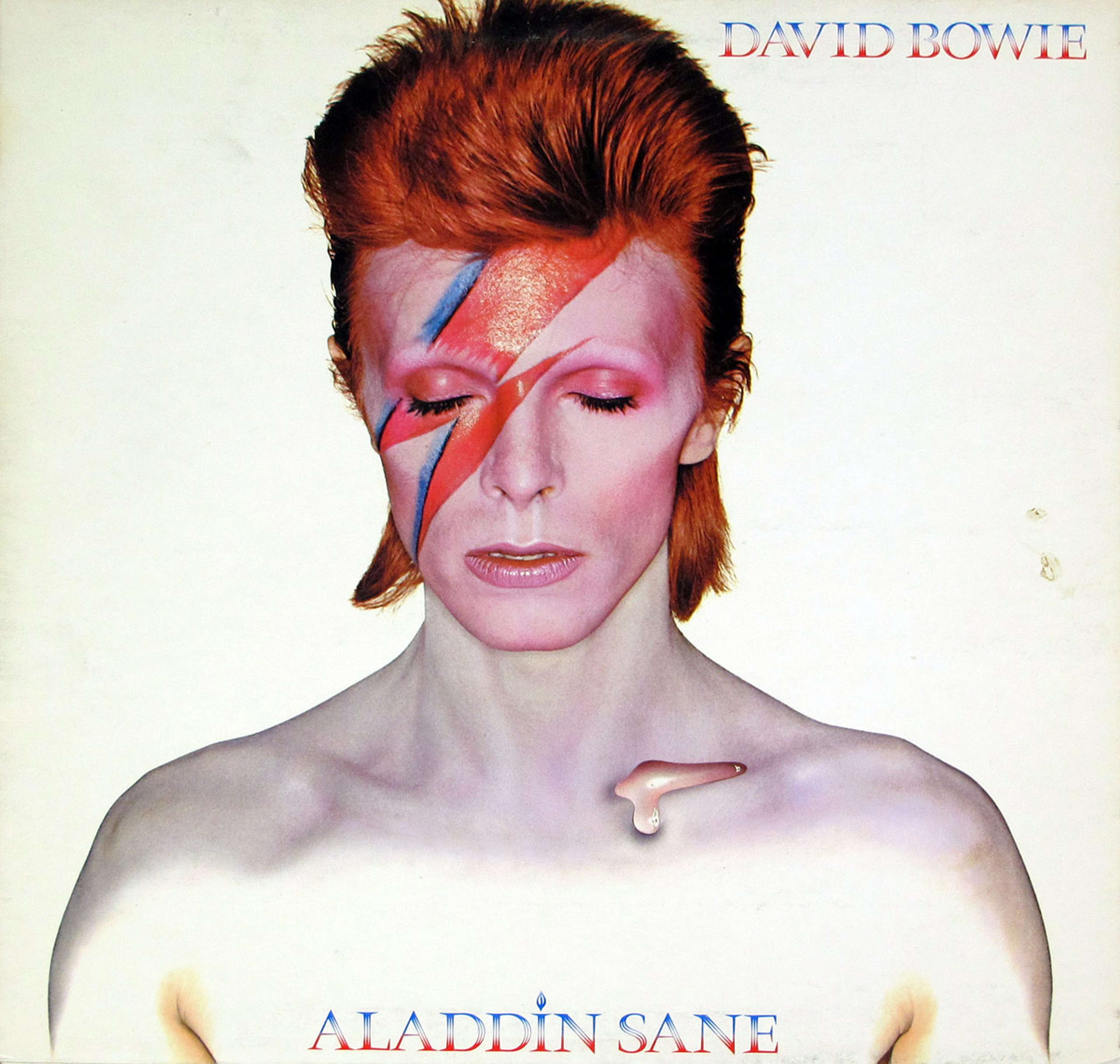 David Bowie avec son emblématique maquillage éclair traversant son œil droit
