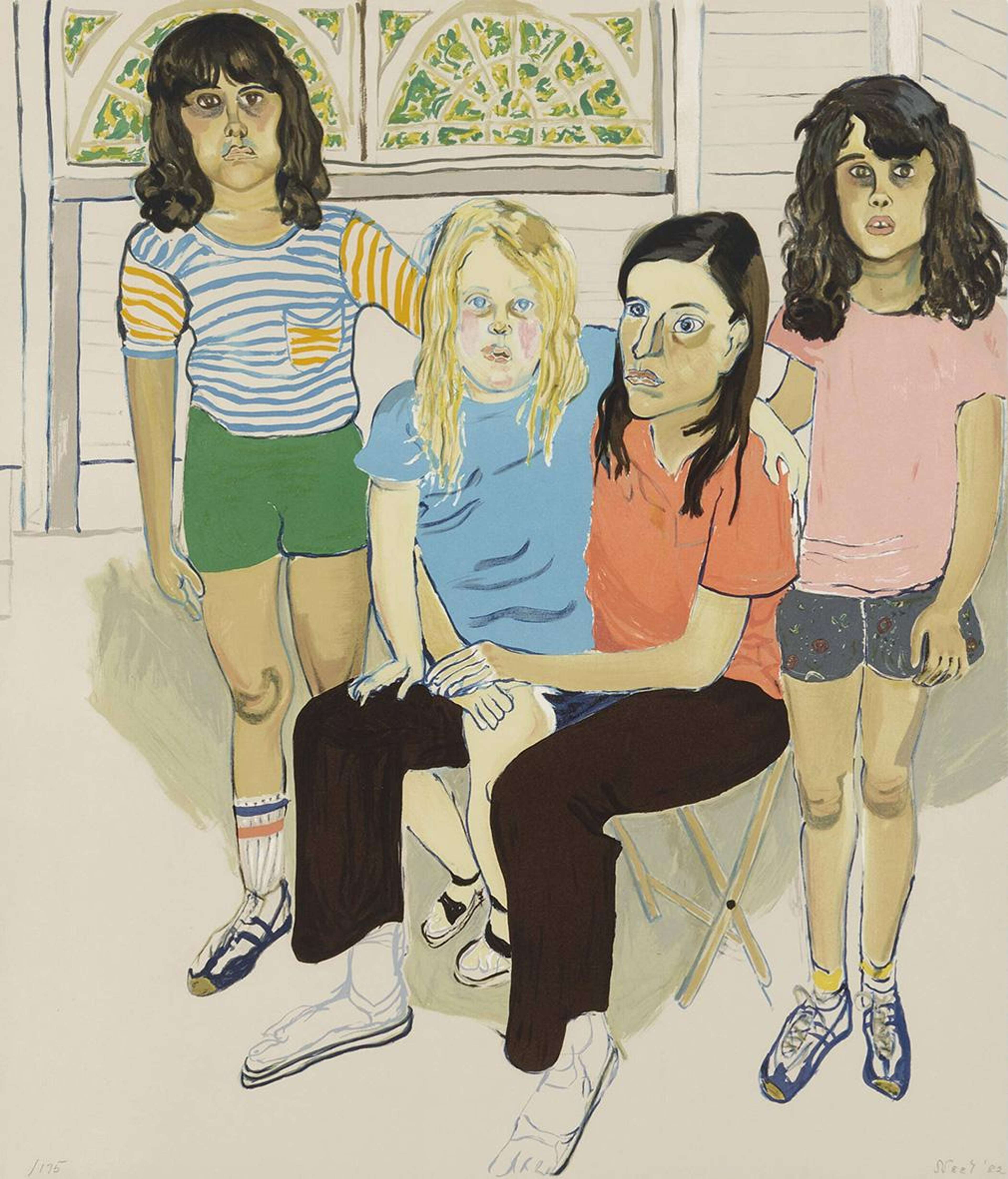 Un portrait de famille représentant une femme et trois filles, toutes regardant le spectateur. La femme est assise au centre, avec la plus jeune fille sur ses genoux. Les deux autres filles se tiennent de chaque côté. Elles se trouvent à l'intérieur d'une pièce aux murs en bois blanc. Le style de la peinture est plat, coloré et légèrement abstrait.