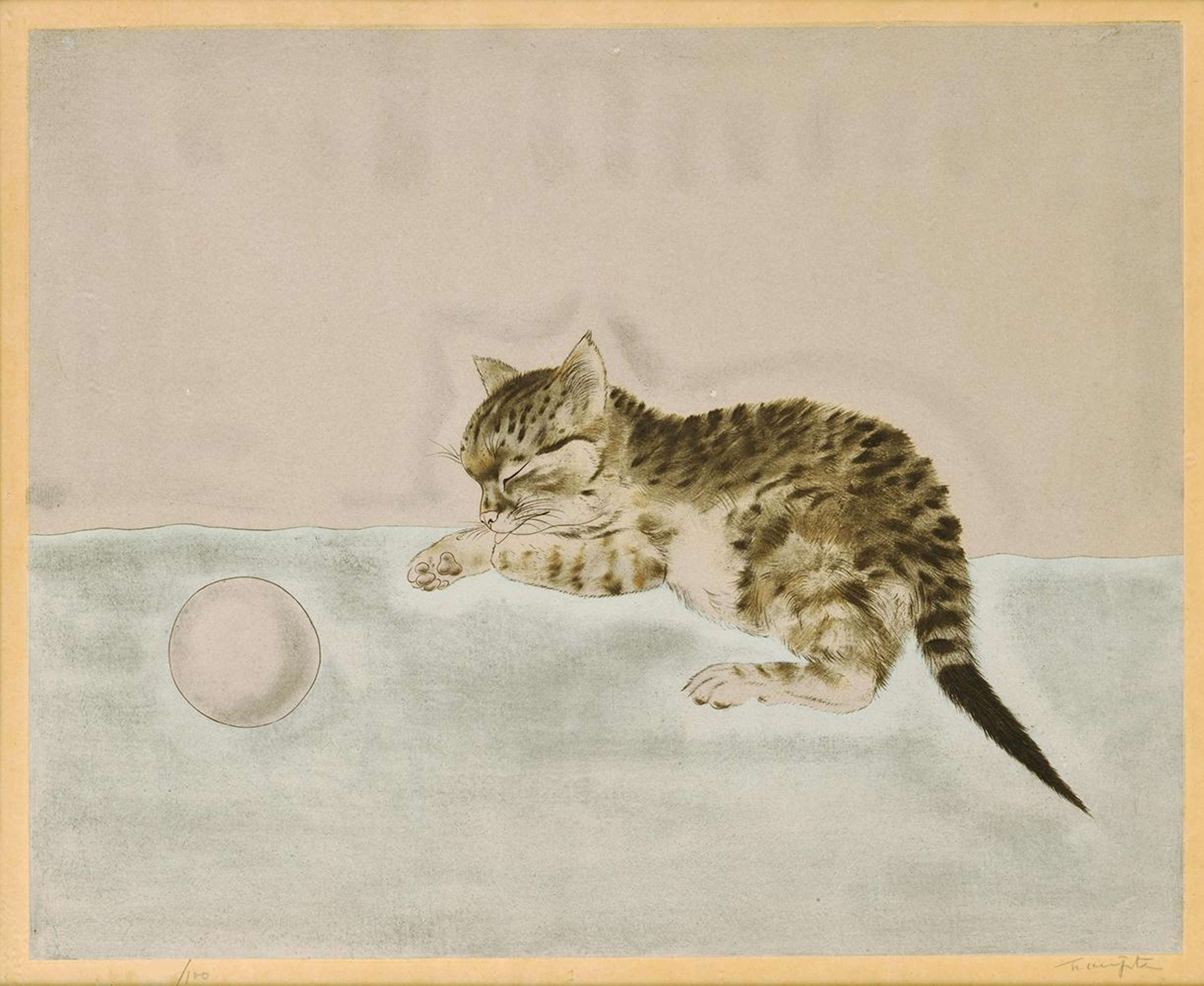 Un chaton tigré brun est représenté dormant blotti contre le coin d'une pièce. Sa tête repose sur ses pattes. À côté de lui se trouve une balle blanche. Le style est doux, avec des couleurs tonales et une lueur subtile autour des sujets principaux.