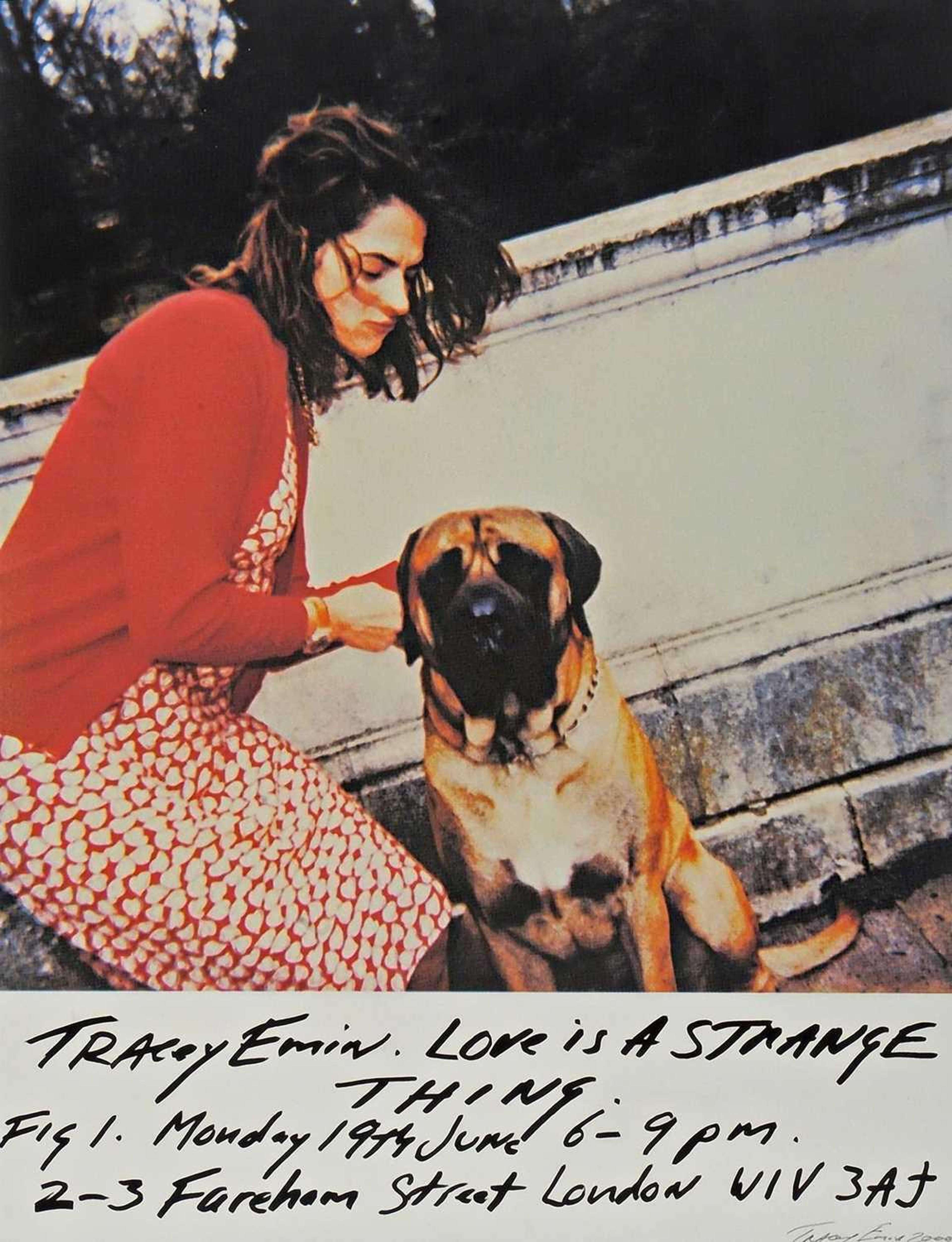 Femme en robe rouge et blanche tenant son chien en laisse