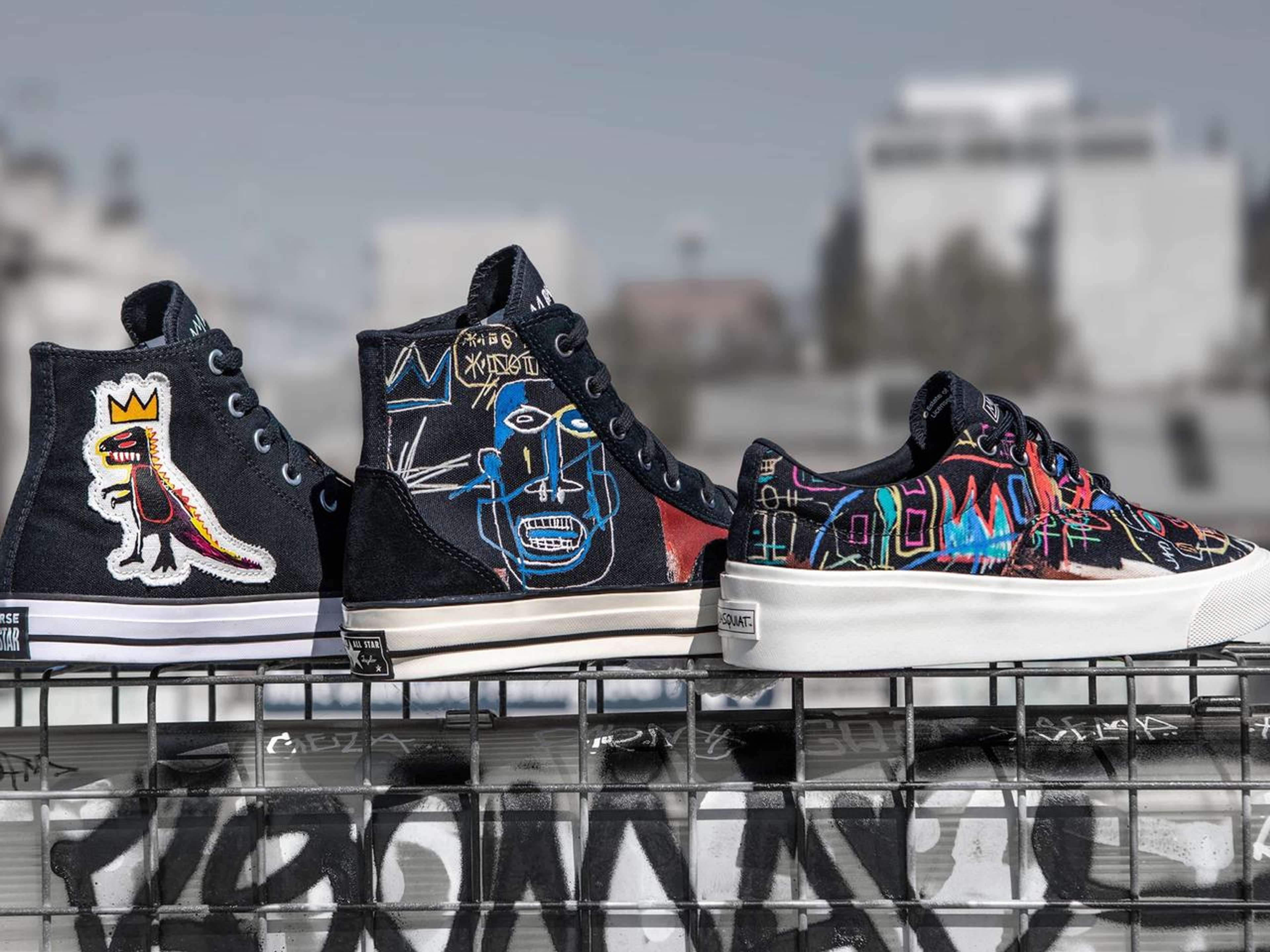 Une image montrant trois modèles de baskets issus de la collaboration entre Converse et Basquiat.