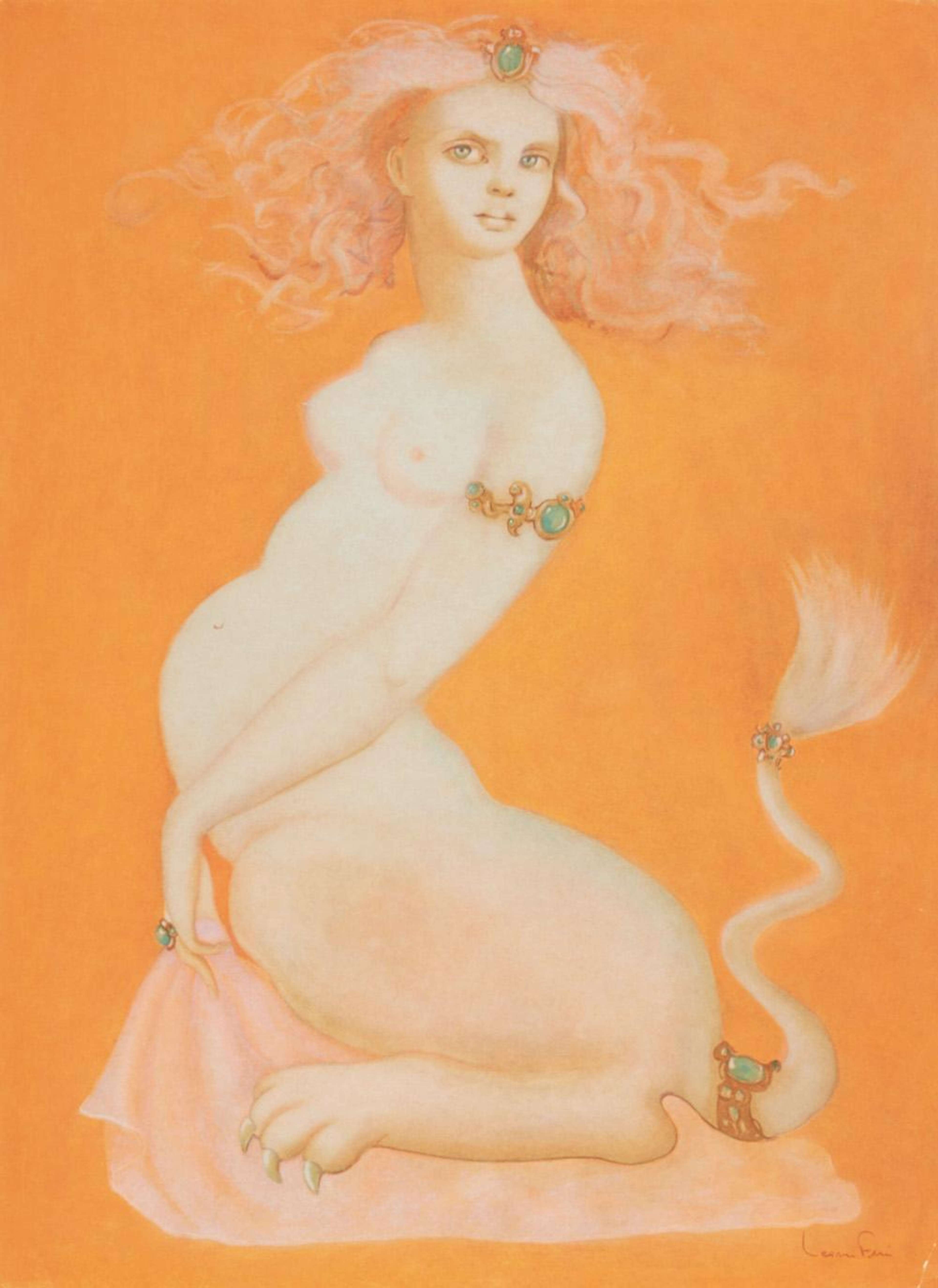 Une peinture surréaliste représentant une figure féminine mythique ressemblant à un centaure, avec un buste humain et une moitié inférieure de lionne, sur un fond orange chaleureux. Elle a des cheveux roses flottants ornés d'un diadème incrusté de bijoux, des traits délicats et une expression sereine. Son corps est décoré de bijoux turquoise et sa queue est élégamment enroulée. L'esthétique générale est douce et éthérée, mêlant fantaisie et une qualité onirique élégante.