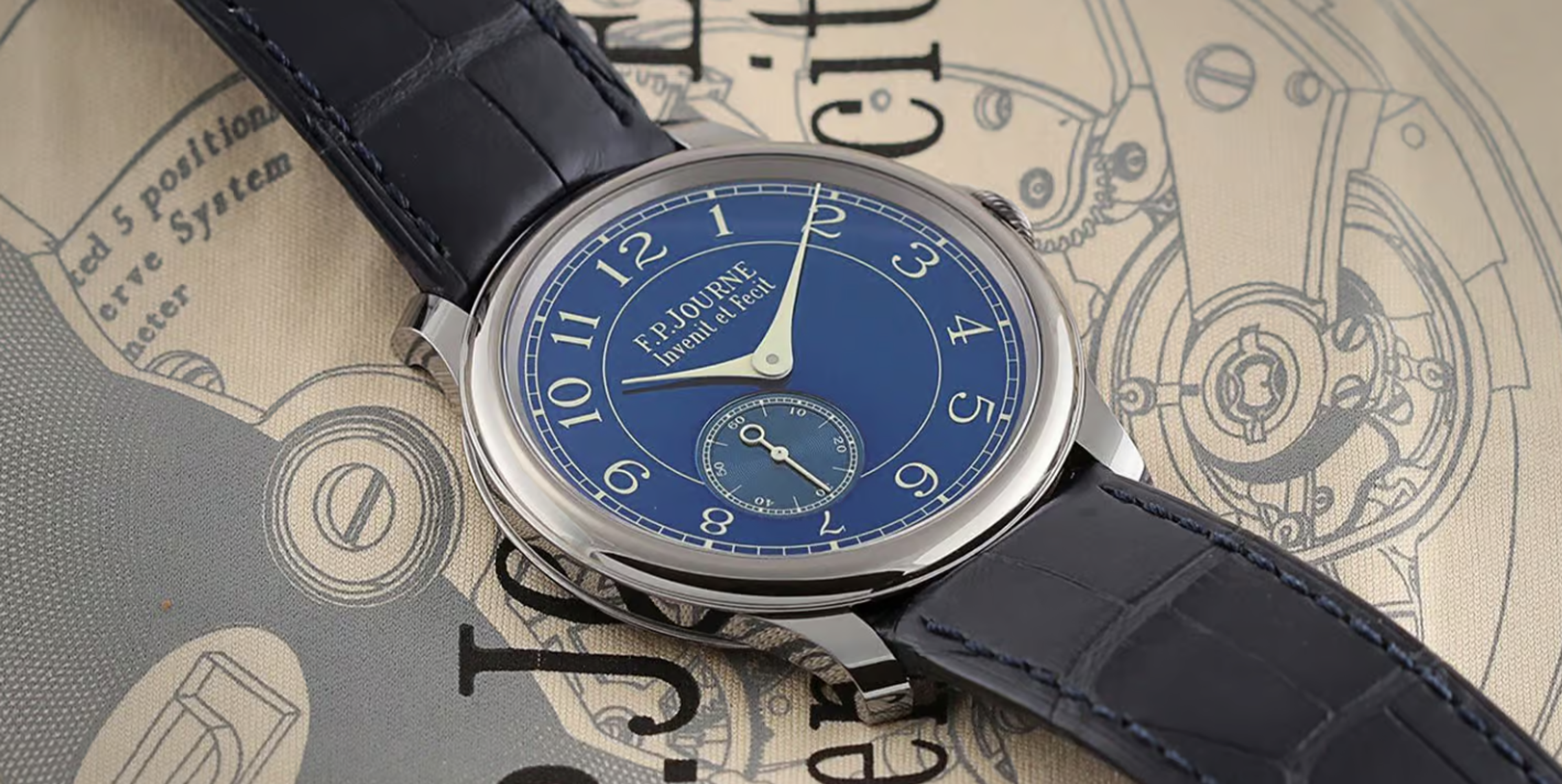 Une F. P. Journe Chronometre Bleu de 2009 sur un fond de tissu imprimé.