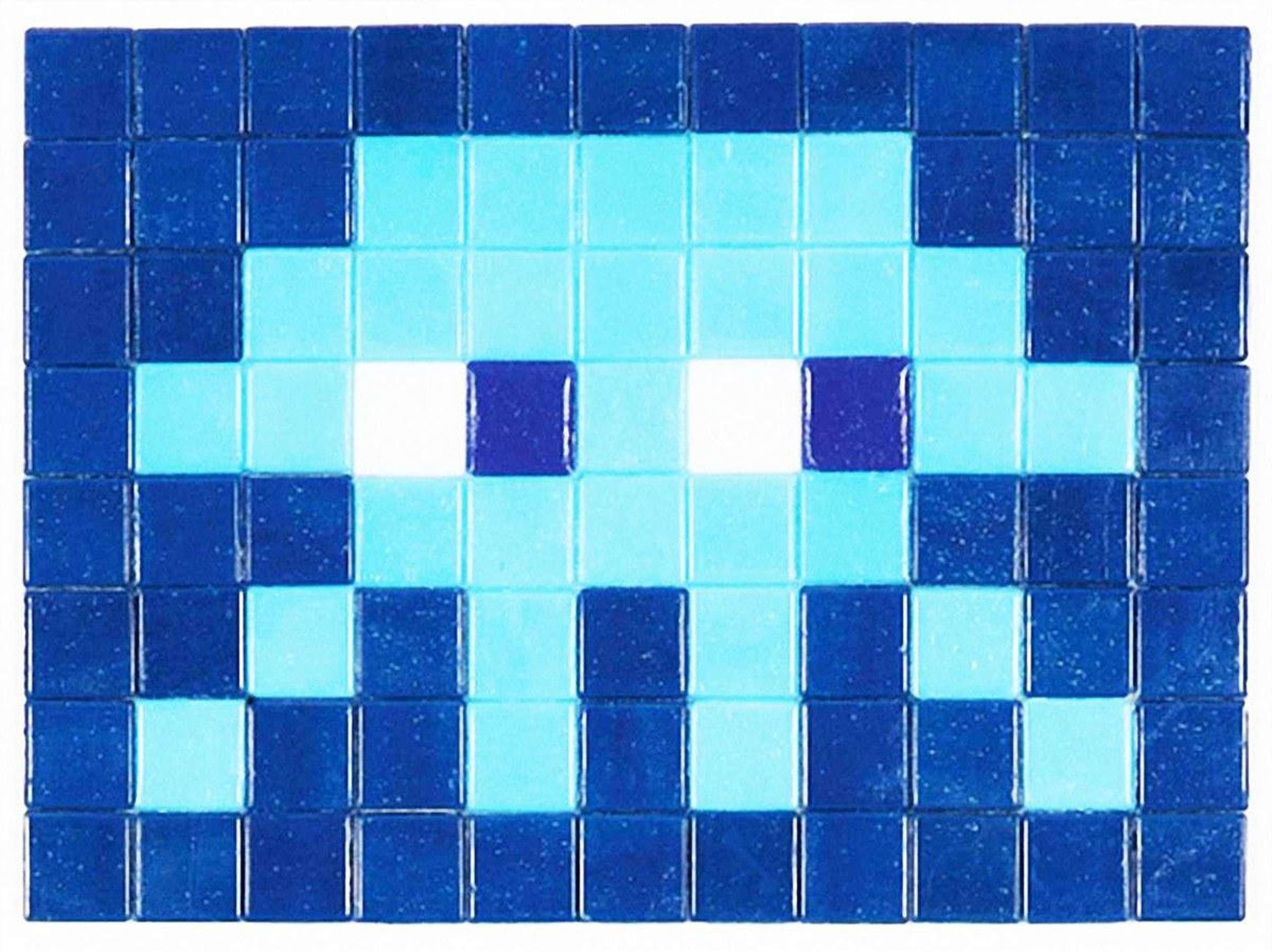 Une mosaïque de carreaux bleus réalisée par Invader, représentant un personnage de Space Invader.