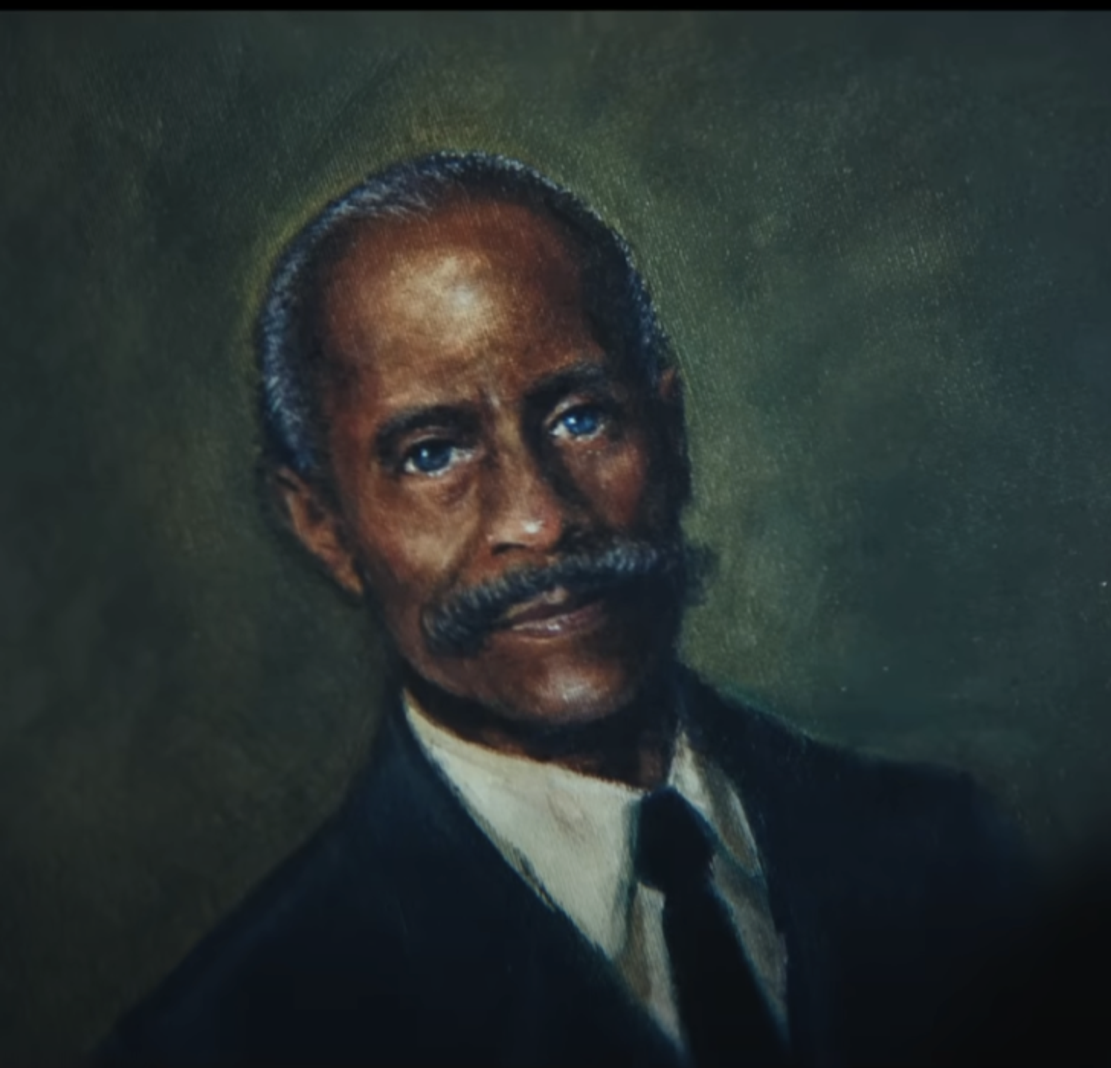 Portrait à l'huile dans un style classique d'un homme plus âgé à la peau noire, aux yeux bleus et à la moustache bien taillée. Il a les cheveux courts poivre et sel et porte un costume sombre avec une chemise blanche et une cravate noire. L'arrière-plan est d'une teinte verdâtre sourde, conférant une ambiance classique et vintage à l'œuvre. Son expression est calme et posée, avec une légère intensité dans le regard.