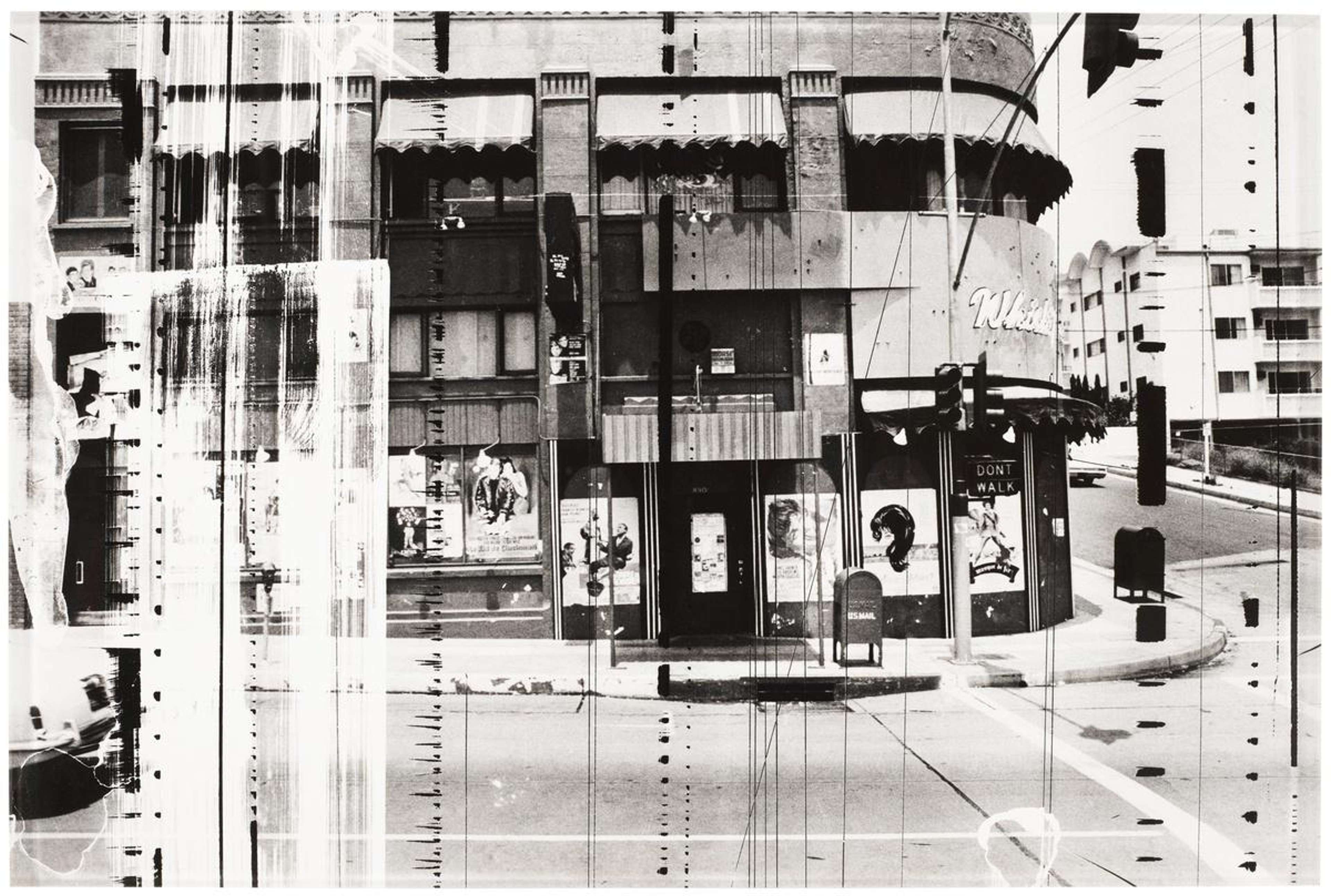 Photographie en noir et blanc d'une rue