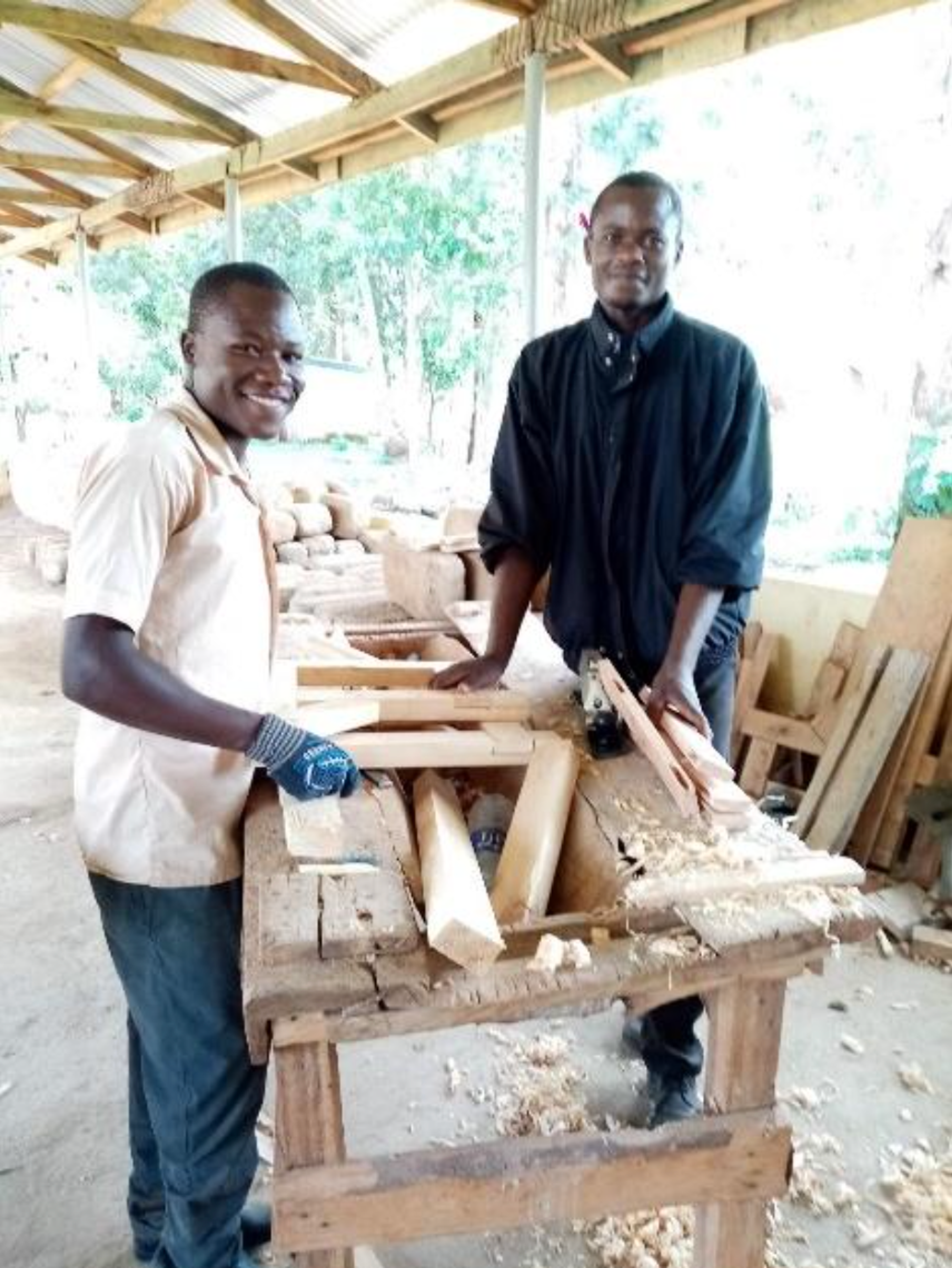 Leonard et Moses étaient deux jeunes hommes extrêmement démunis... Ils n'ont pas terminé leur école primaire faute de frais de scolarité et n'avaient pas non plus de domicile stable. Ils suivent actuellement une formation dans un Centre de Formation Professionnelle pour devenir menuisiers. Ils préparent un certificat national de deux ans. Tous deux obtiennent d'excellents résultats. W.O.R.K. prend en charge tous leurs frais et leurs besoins essentiels. À l'issue de leur formation, W.O.R.K. leur fournira tous les outils de base dont ils auront besoin pour travailler et trouver un emploi stable.