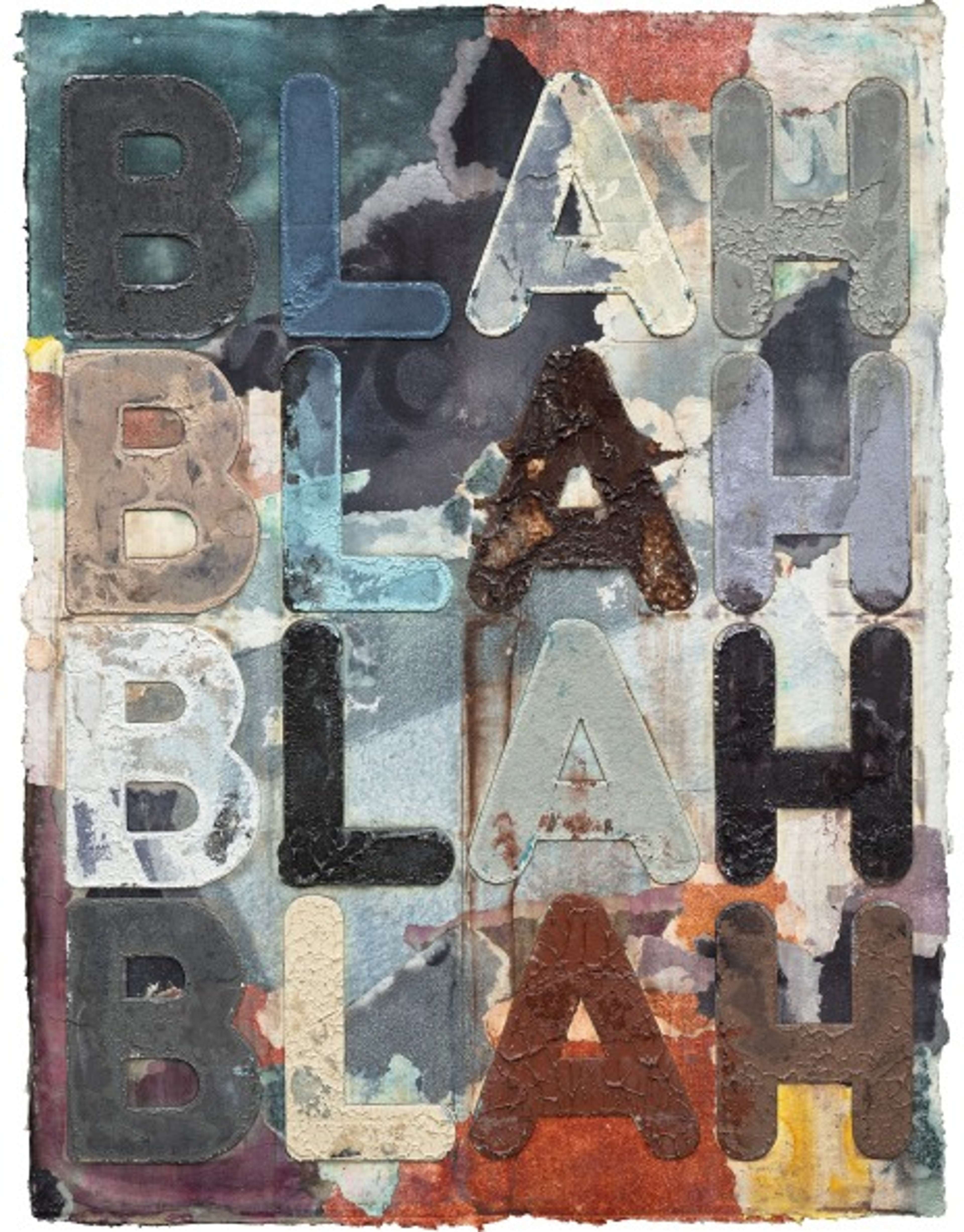 Une œuvre abstraite présentant une palette de couleurs sourdes composée de bleus, de gris, de terre cuite, de jaune et de blanc. Des mots pochoirés dans un mélange de couleurs, dont « BLAH BLAH BLAH BLAH », apparaissent par-dessus le fond abstrait.
