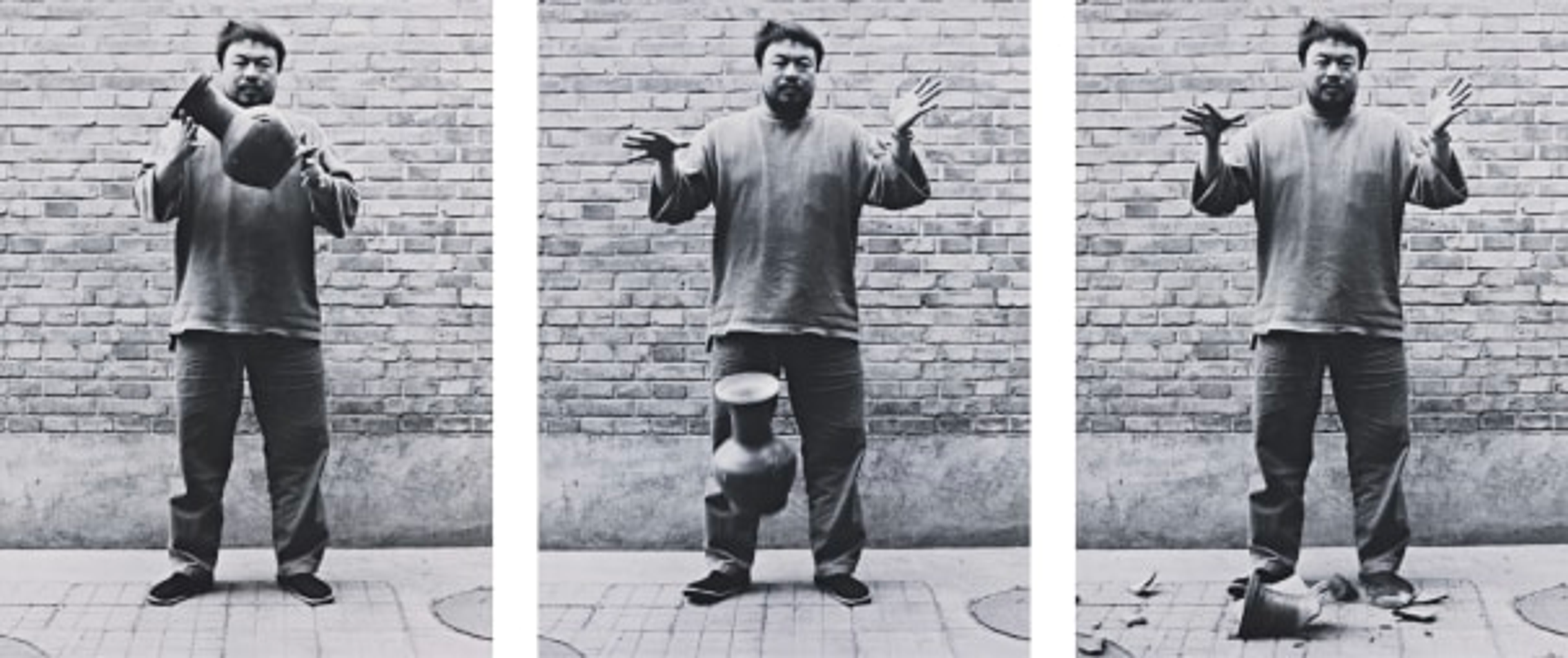 Trois photographies consécutives de l'artiste Ai Weiwei laissant tomber une urne sur le sol