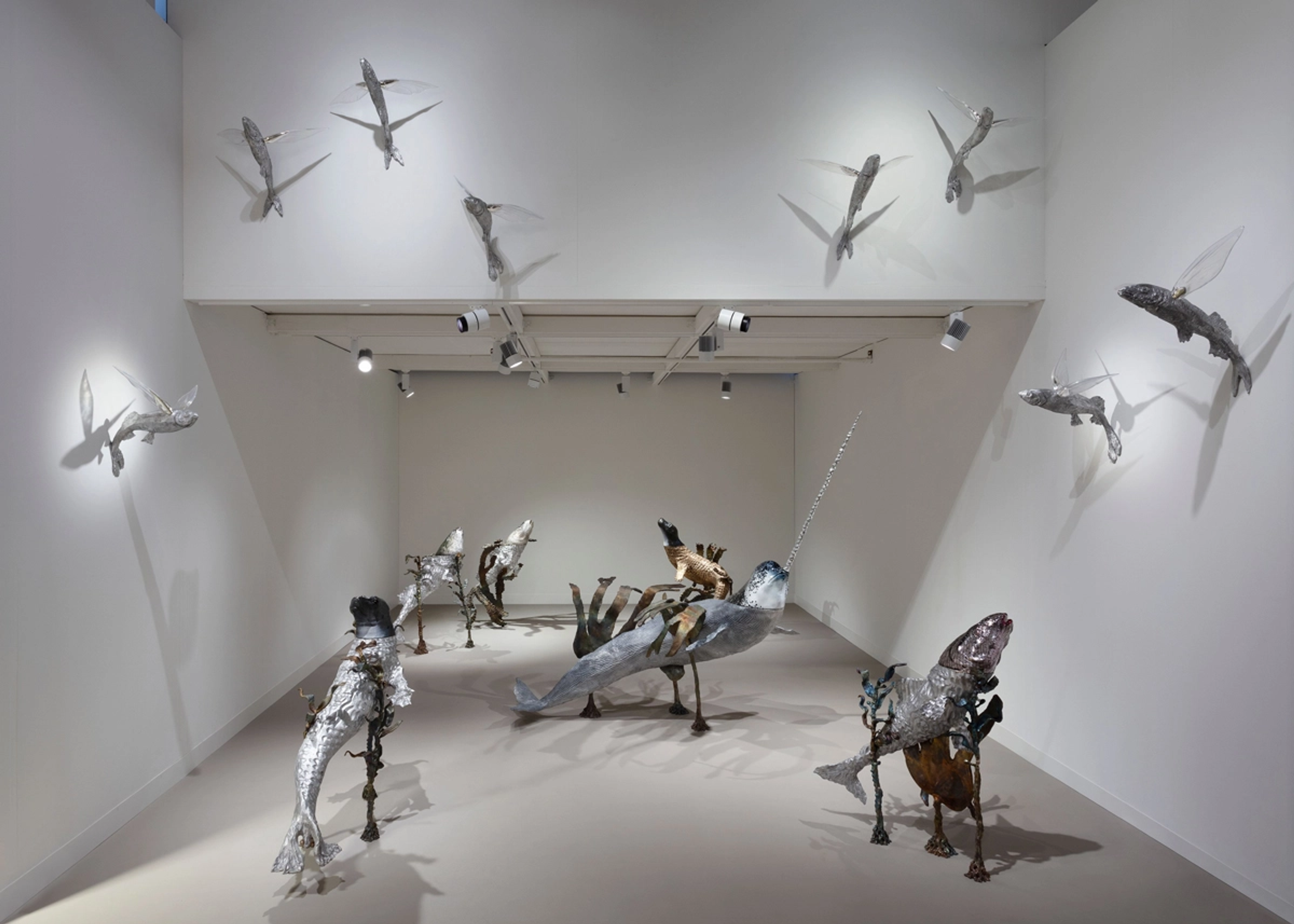 Vue d'installation présentant une variété d'animaux marins et de poissons volants.