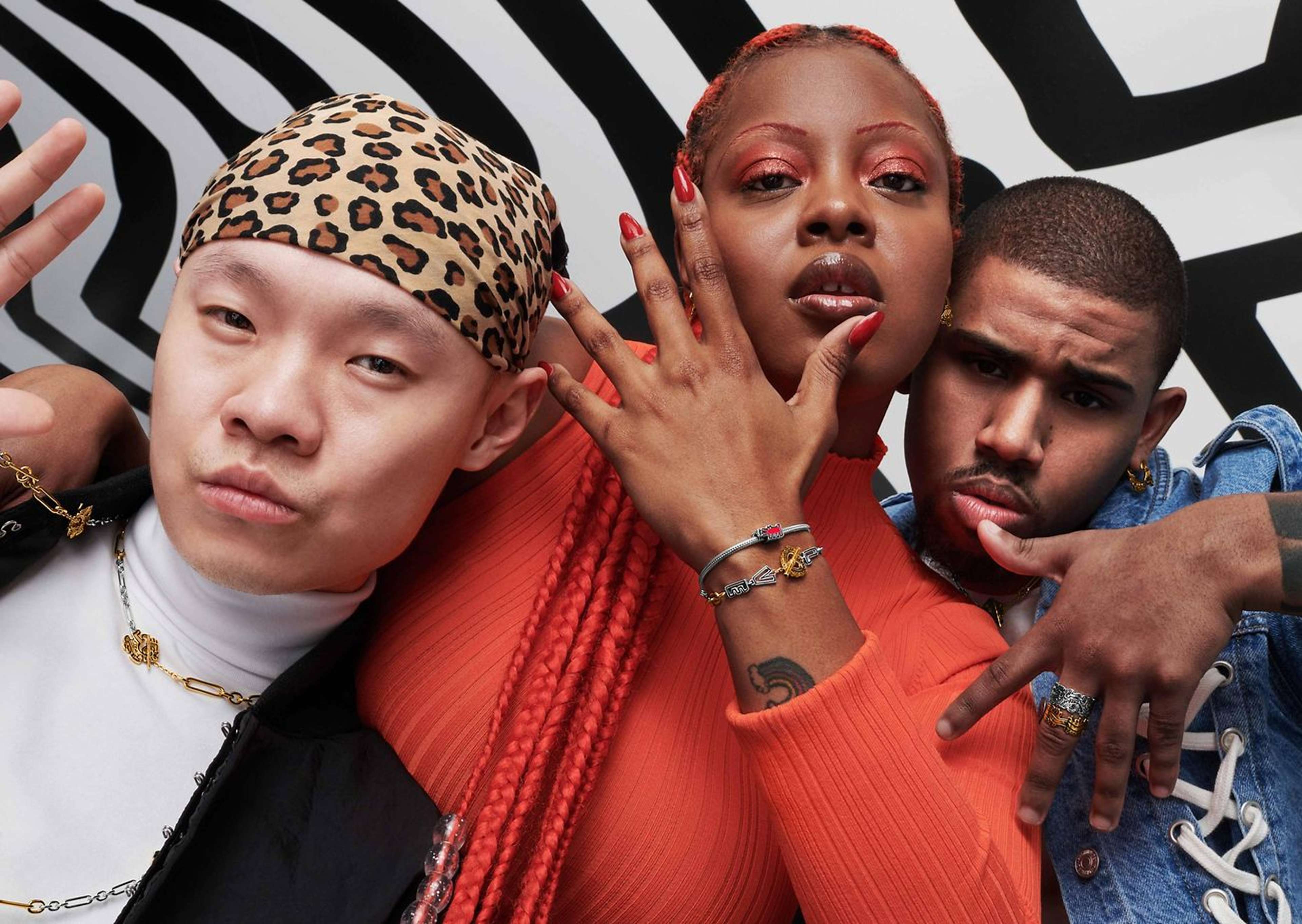 Photographie de trois mannequins portant différents styles de bijoux issus de la collaboration entre Pandora et la succession de Keith Haring.