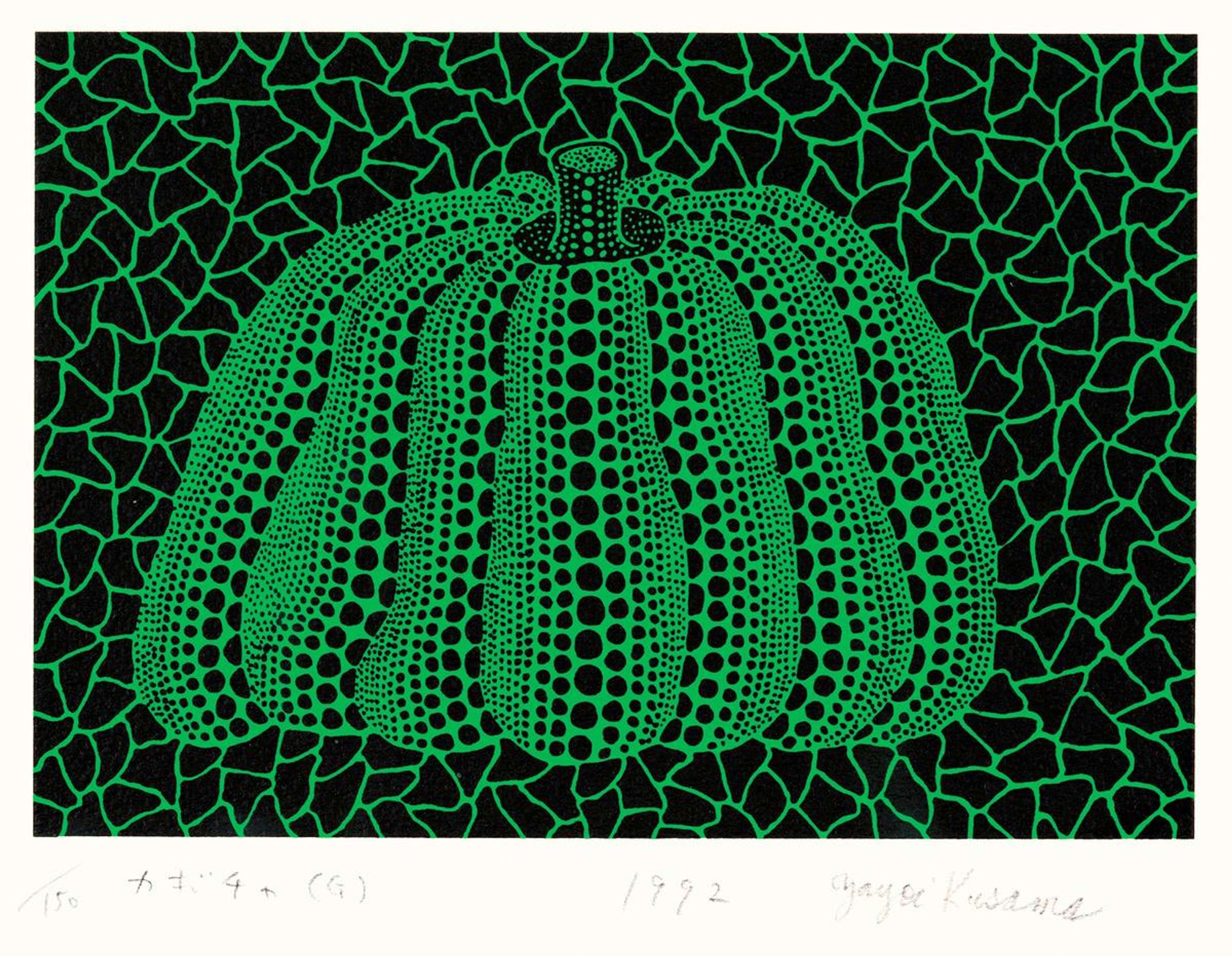 Une sérigraphie de Yayoi Kusama, intitulée « Pumpkin (G) », représentant une citrouille trapue de couleur verte recouverte de rangées dégradées de points noirs. La citrouille, avec ses segments nervurés et sa courte tige, est centrée sur un fond noir orné d'un motif « Infinity Net » vert et cellulaire. L'œuvre se distingue par un travail de points précis et répétitif ainsi qu'un fort contraste, le tout dans une palette limitée de noir et de vert. Réalisée en sérigraphie en 1992, elle porte la signature de l'artiste au crayon dans la marge inférieure droite et est tirée à une édition de 150 exemplaires.