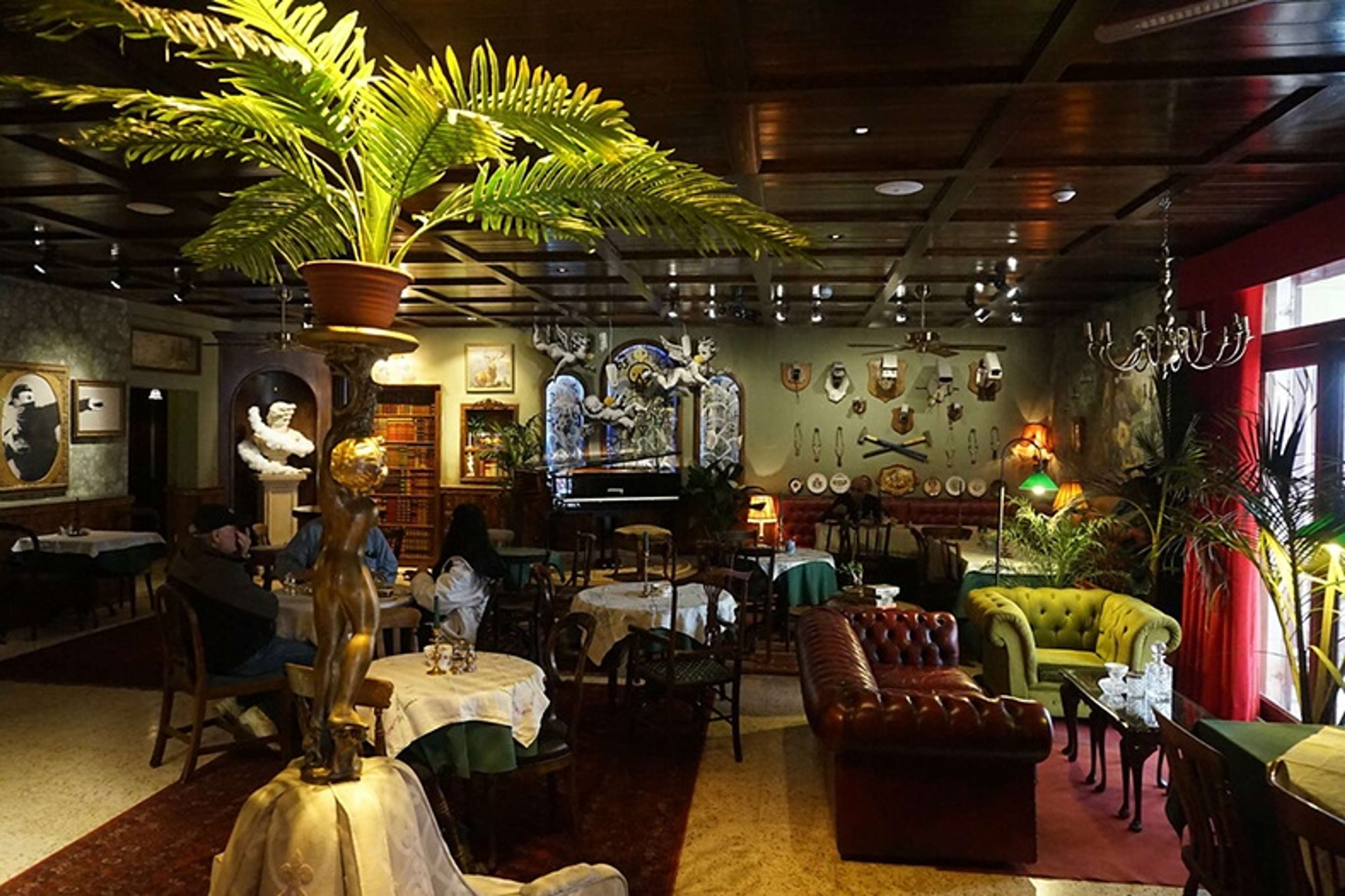 Walled Off Hotel par Banksy - MyArtBroker