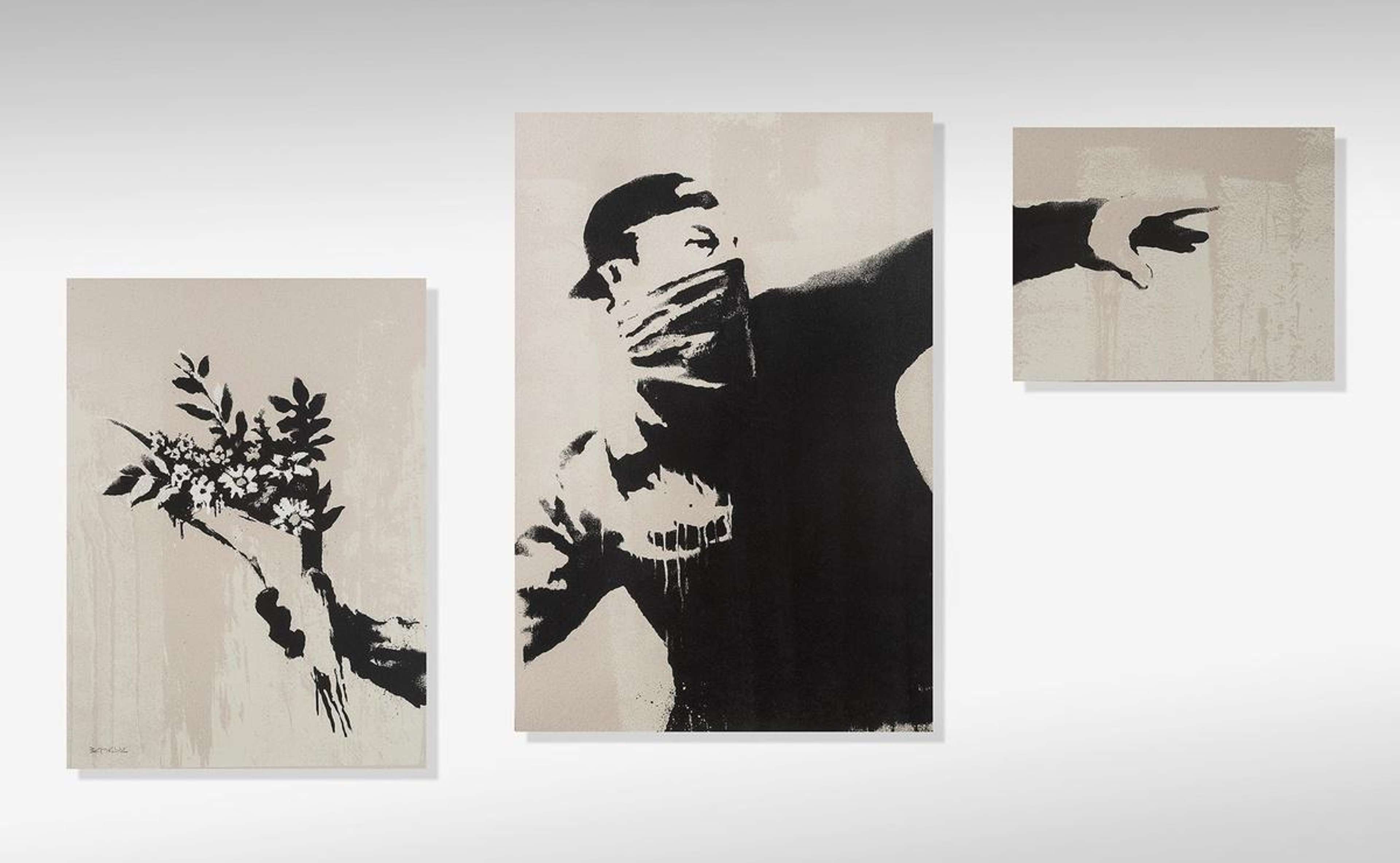 Une sérigraphie en triptyque de Banksy, intitulée "Thrower (Grey)", représentant un homme masqué lançant un bouquet sur trois panneaux gris, signée sur le panneau de gauche