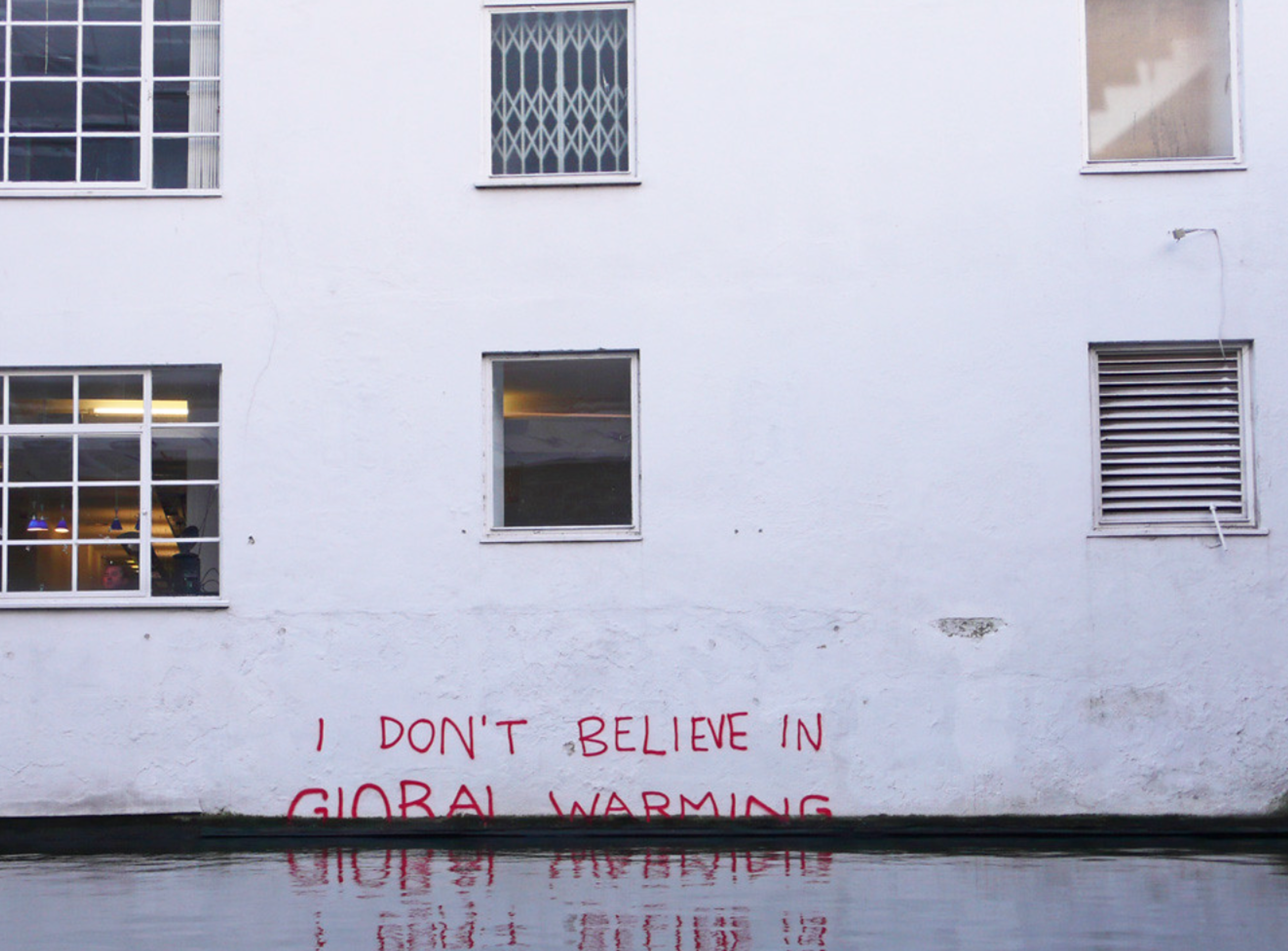 « I Don't Believe in Global Warming » de Banksy, Regent's Canal - MyArtBroker
