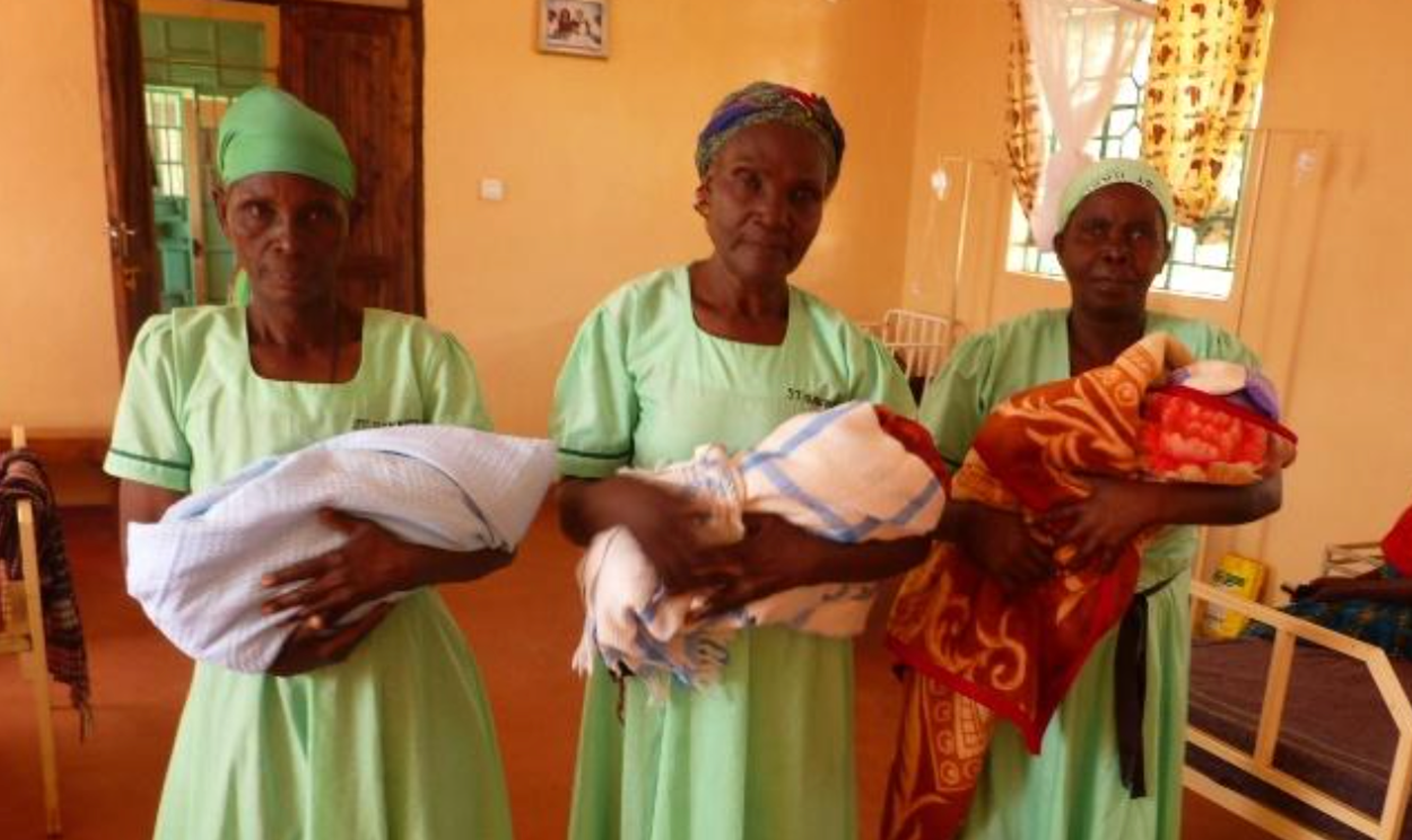 Trois de nos sages-femmes traditionnelles avec les bébés des mères qu'elles ont aidées à mettre au monde. Elles s'apprêtent à ramener les bébés et les mères chez elles... où les sages-femmes traditionnelles continueront d'apporter leur soutien aux jeunes mères.