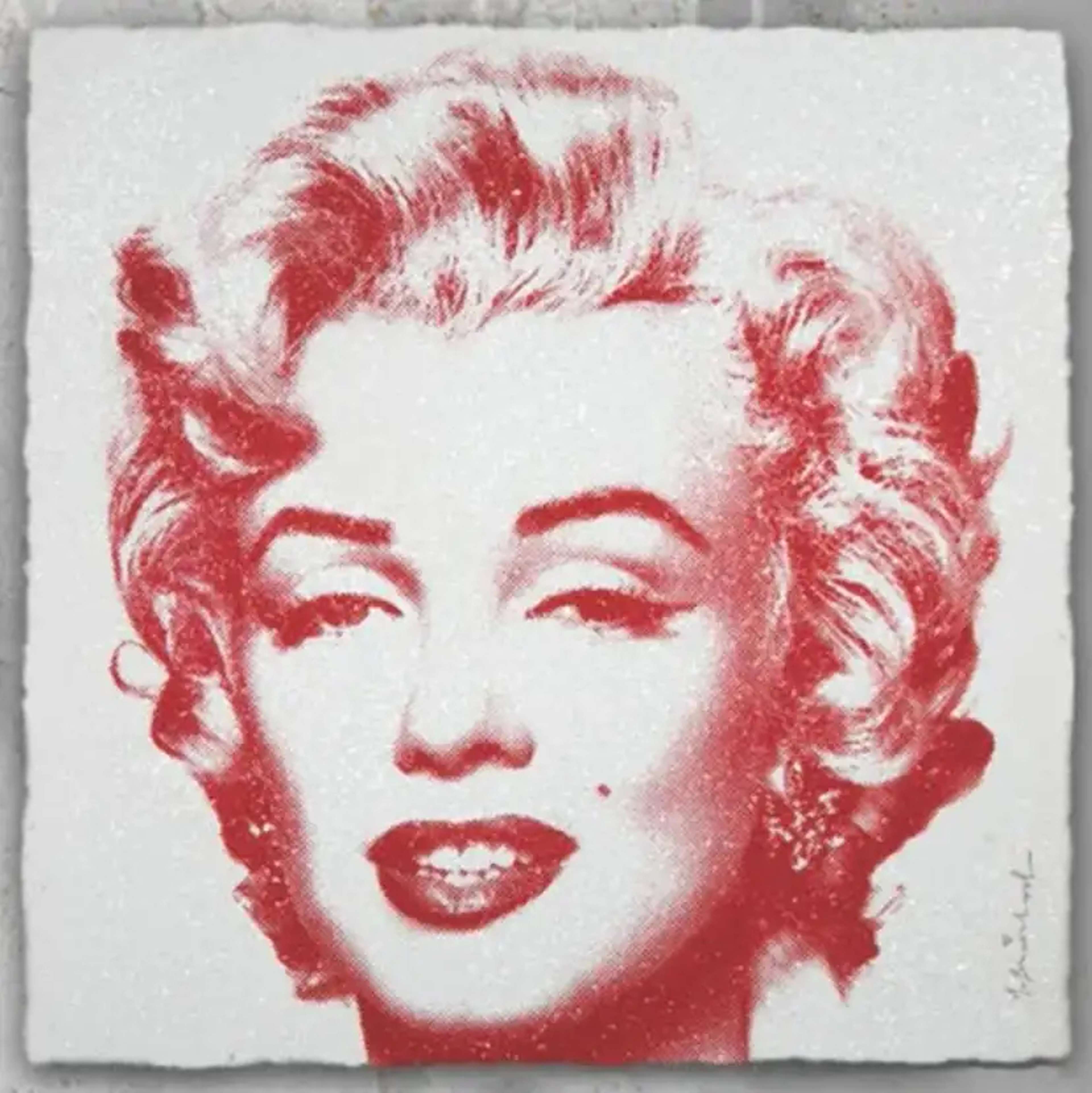 Une œuvre en sérigraphie représentant la célébrité Marilyn Monroe, inspirée de l'image emblématique d'Andy Warhol. Marilyn Monroe est dépeinte dans des tons de rouge et de rose sur un fond blanc.