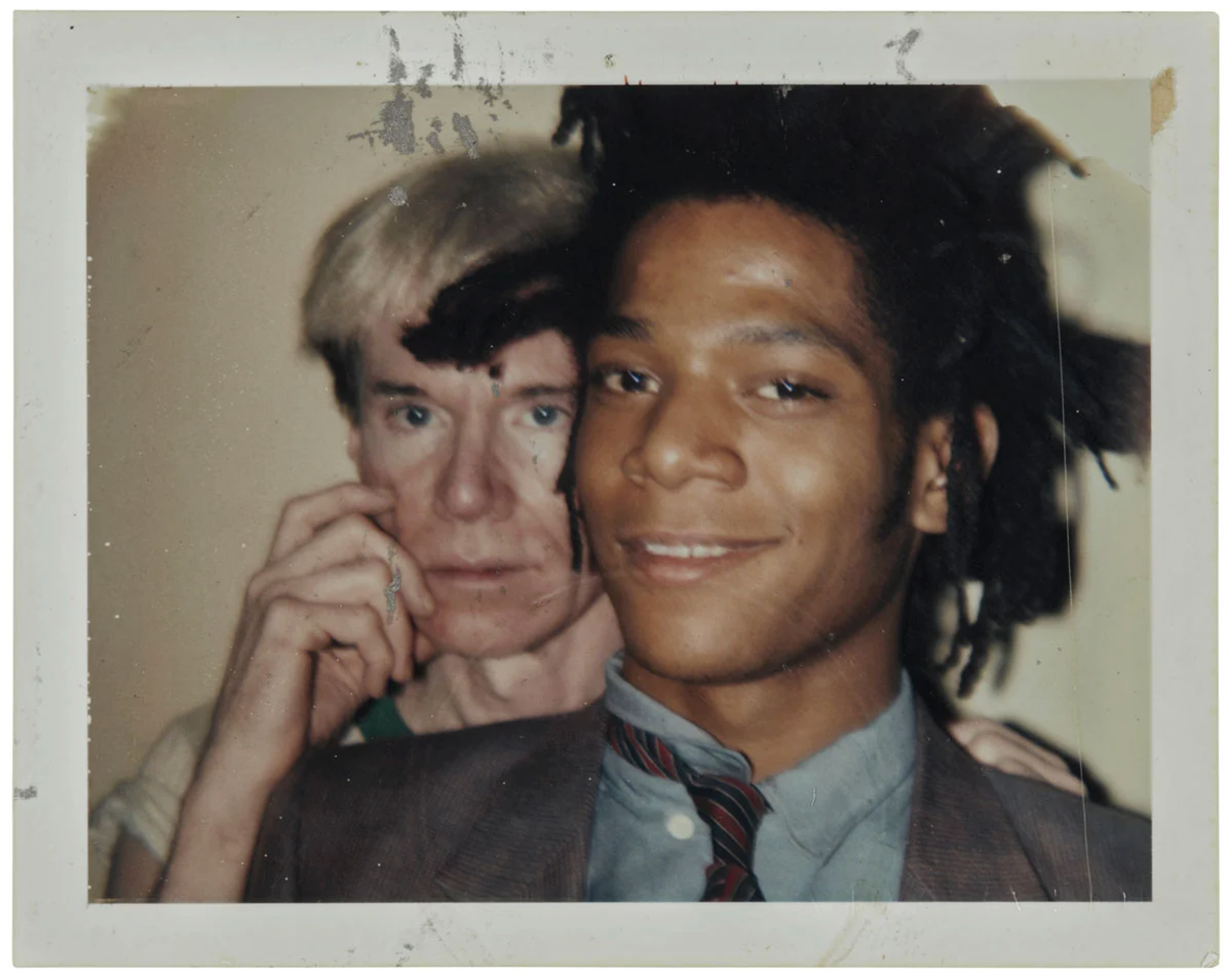 Photographie de deux hommes, l'un souriant