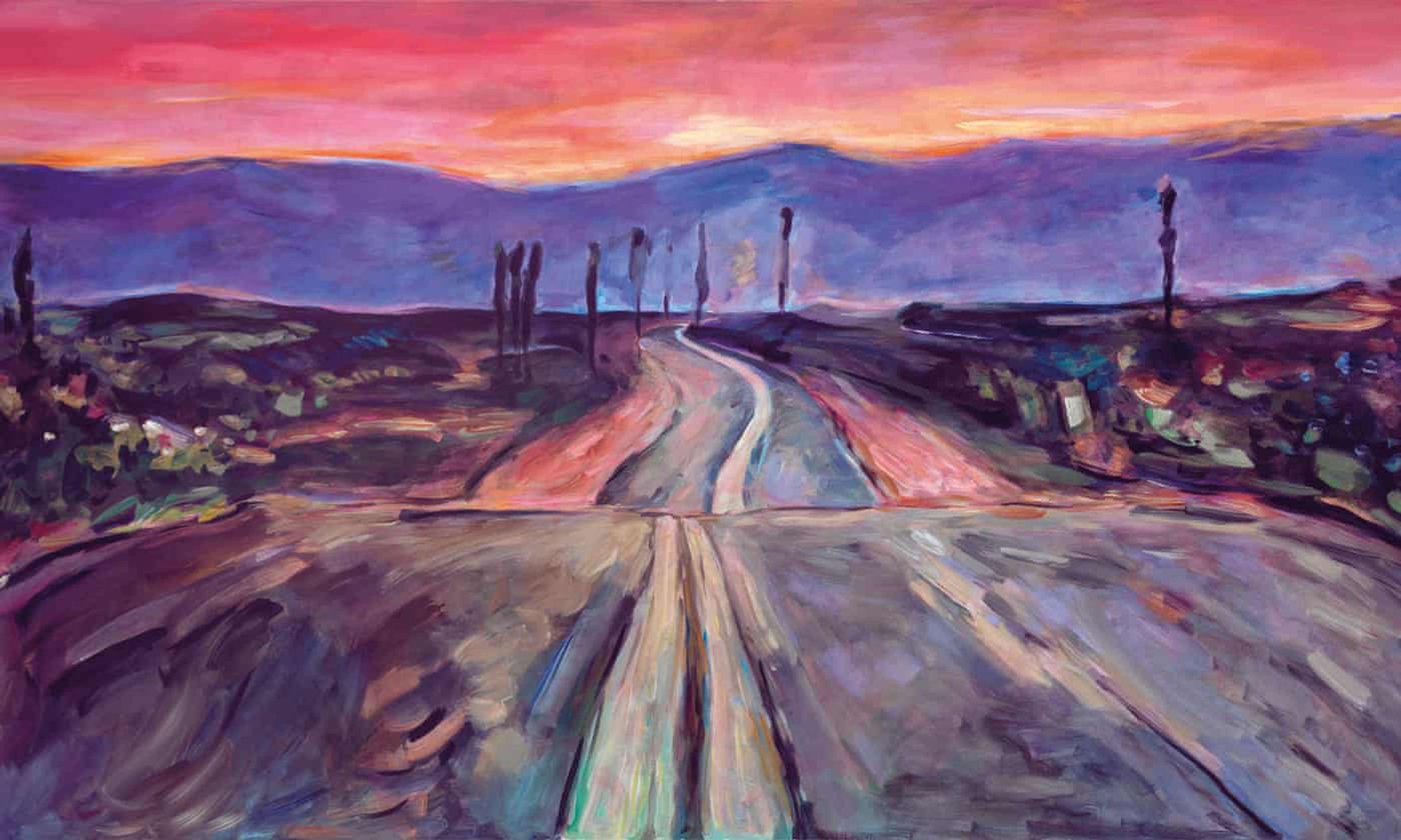 Un ciel de coucher de soleil surplombant des montagnes au loin, avec une autoroute déserte au centre, bordée de chaque côté par le désert et jalonnée de poteaux téléphoniques.
