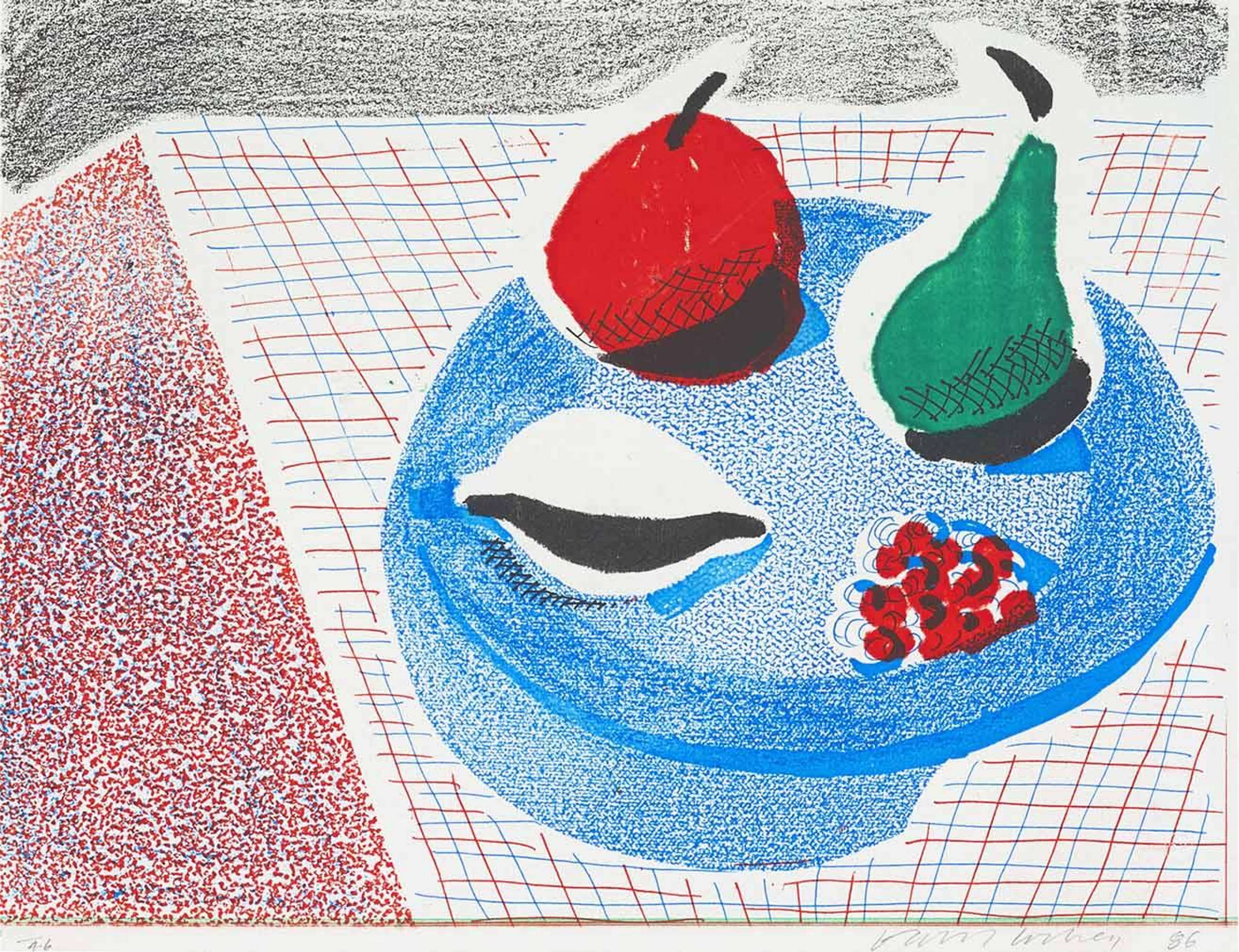 Une estampe numérique représentant une assiette bleue contenant une pomme, une poire, un citron et une poignée de baies, le tout posé sur une table avec différents jeux de textures en arrière-plan.