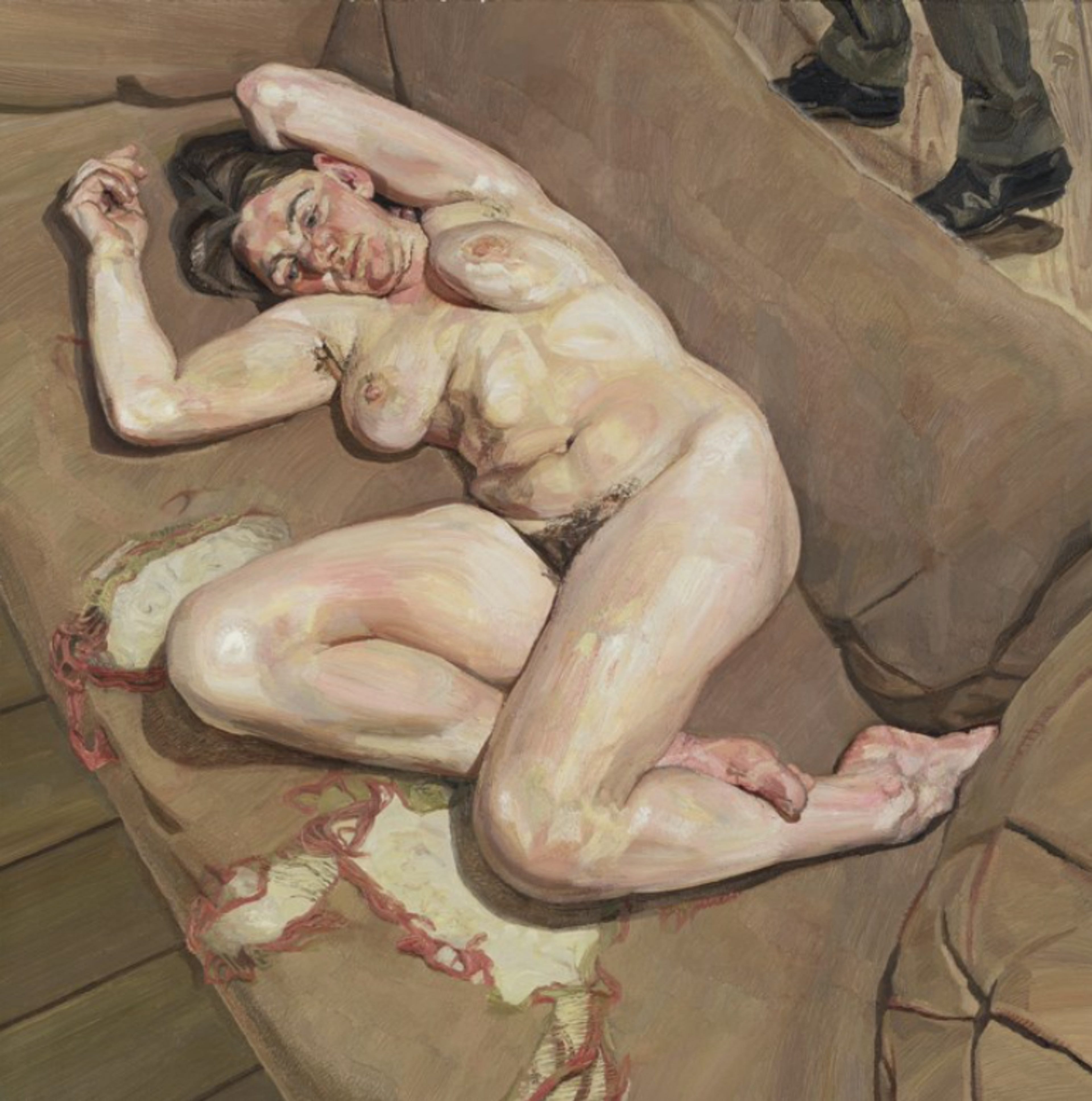 Femme nue allongée sur un canapé