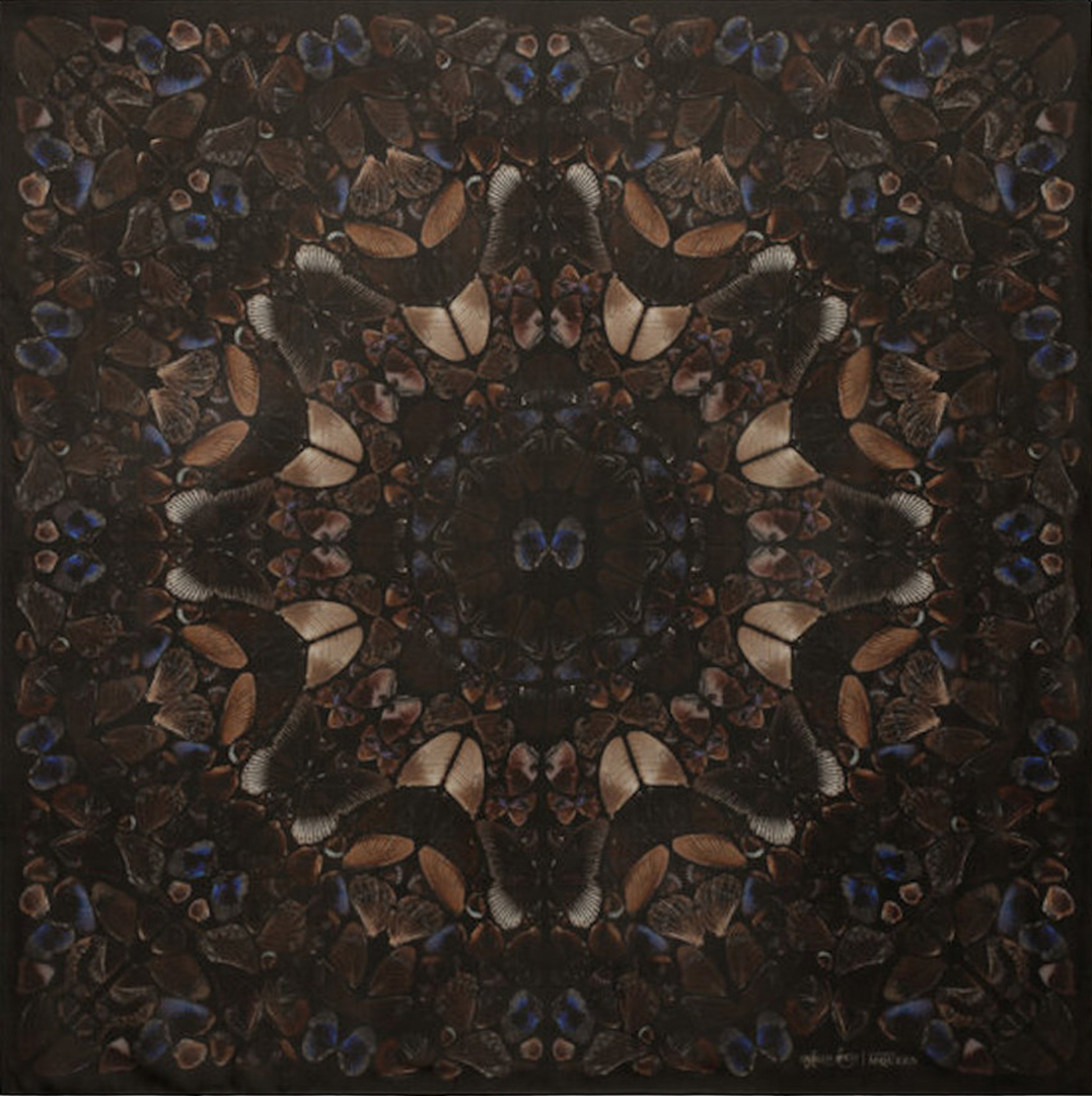 Écharpe carrée marron ornée d'un motif de papillon kaléidoscopique partant du centre et s'étendant vers l'extérieur.