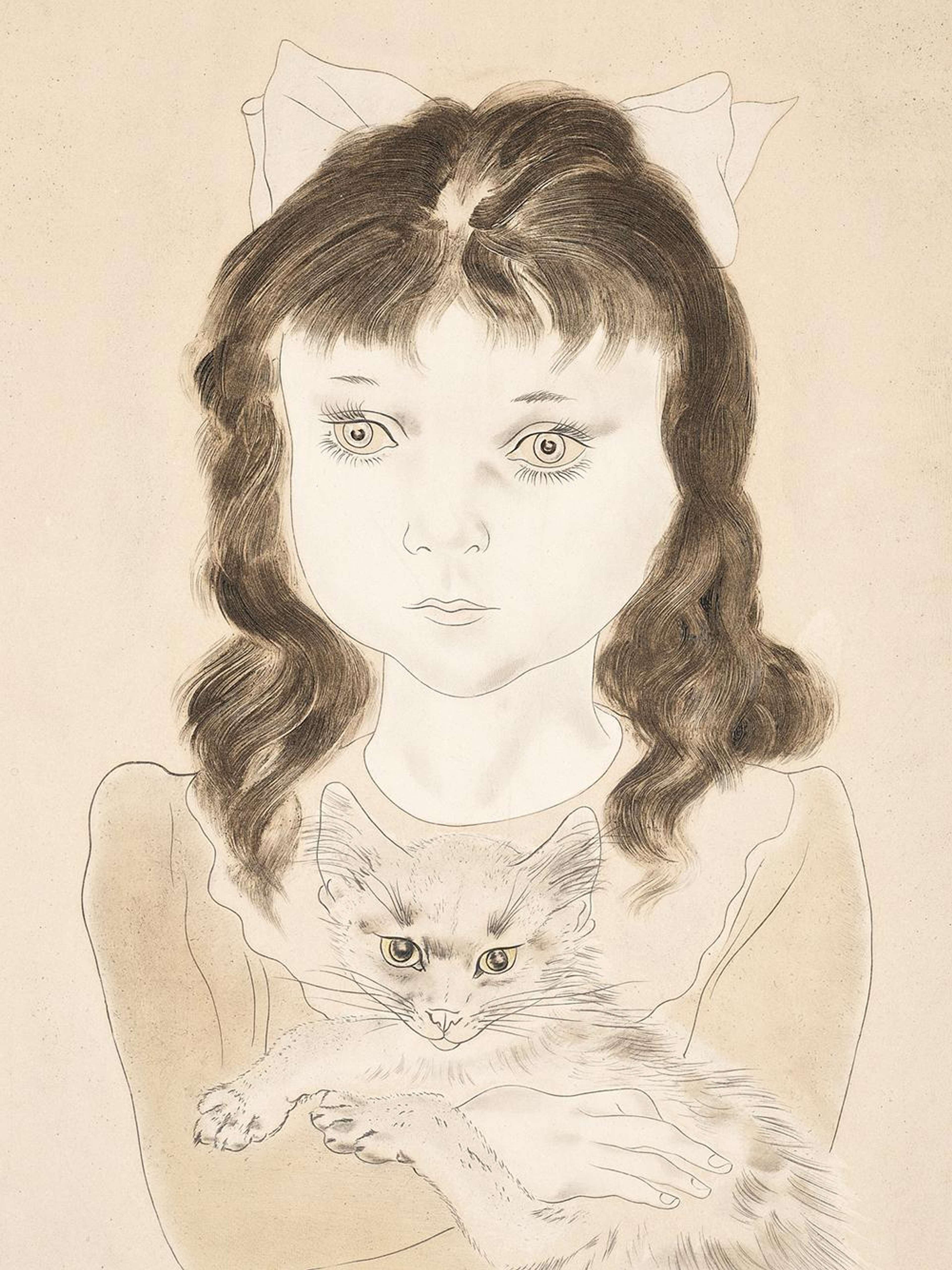 Une représentation d'une jeune fille aux cheveux bruns mi-longs tenant un petit chat gris. La jeune fille porte un ruban blanc dans ses cheveux et une robe crème. Elle regarde légèrement sur le côté, tandis que le chat fixe directement le spectateur. Le dessin se compose de fines lignes noires, de détails lâches et d'un coloris doux.
