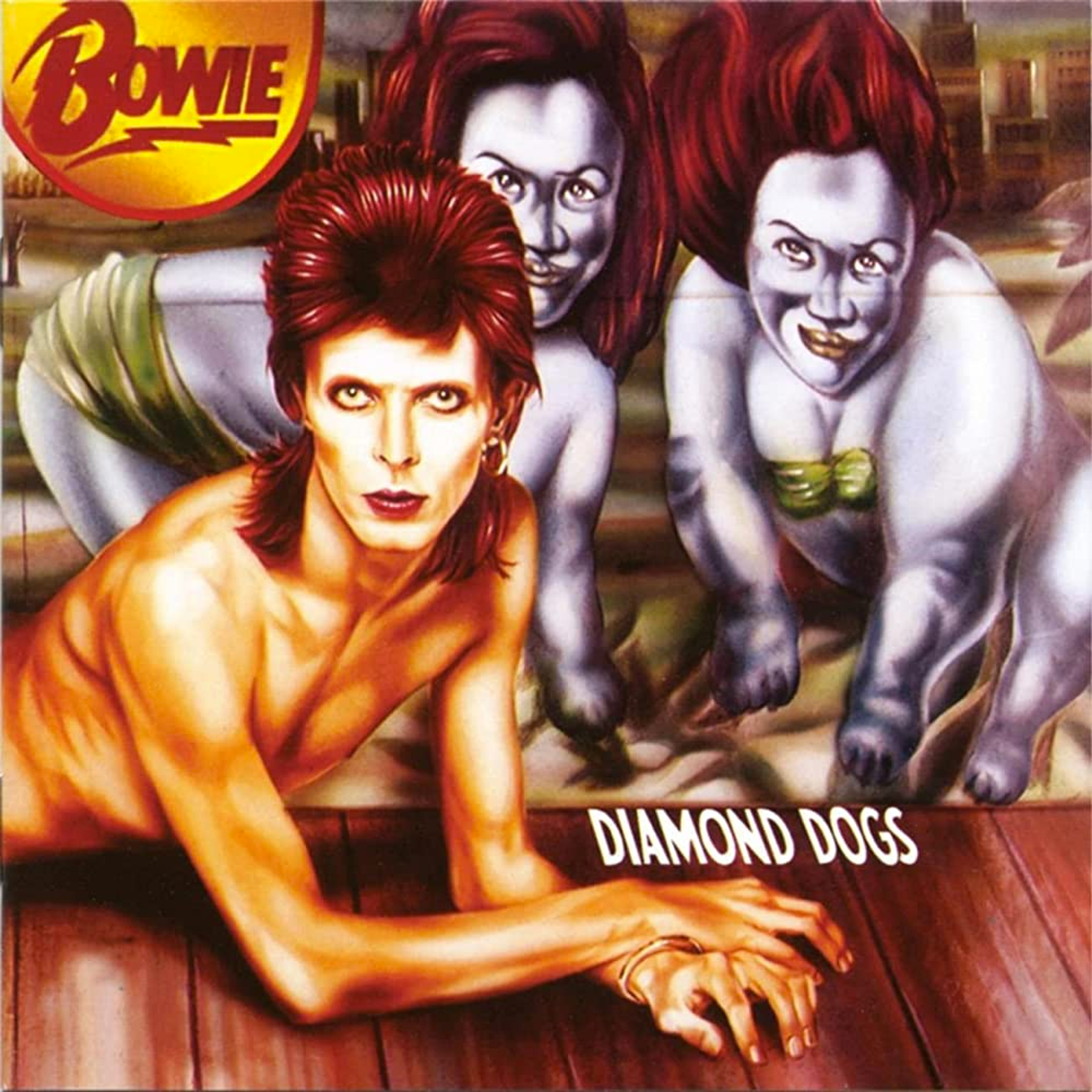 Une image de la pochette de l'album "Diamond Dogs" de David Bowie, conçue par Guy Peellaert. Elle montre l'artiste, torse nu, devant deux figures ressemblant à des trolls.