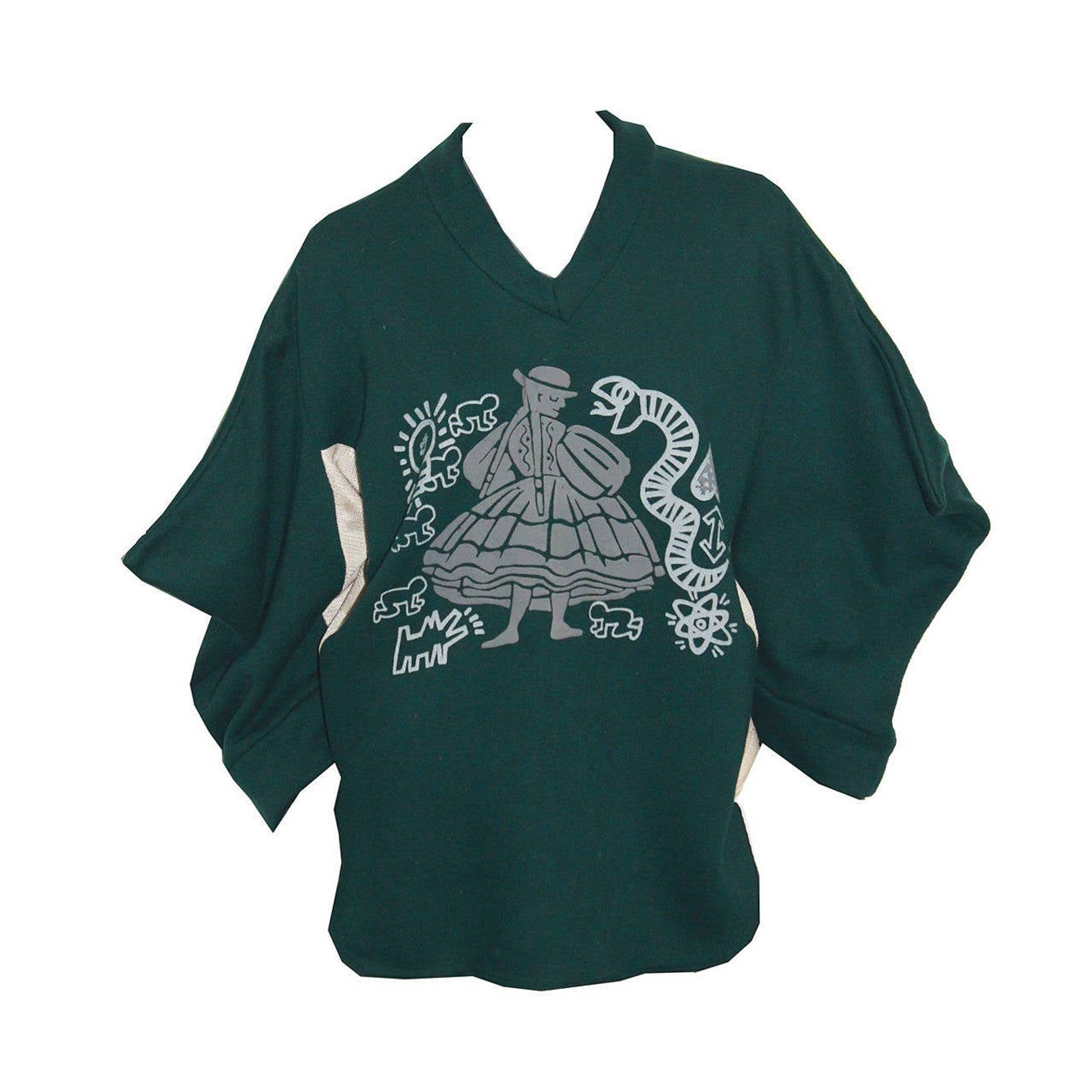 Une image d'un t-shirt noir à manches larges, imprimé d'une femme de profil, d'un serpent, de plusieurs bébés rayonnants et de chiens qui aboient.