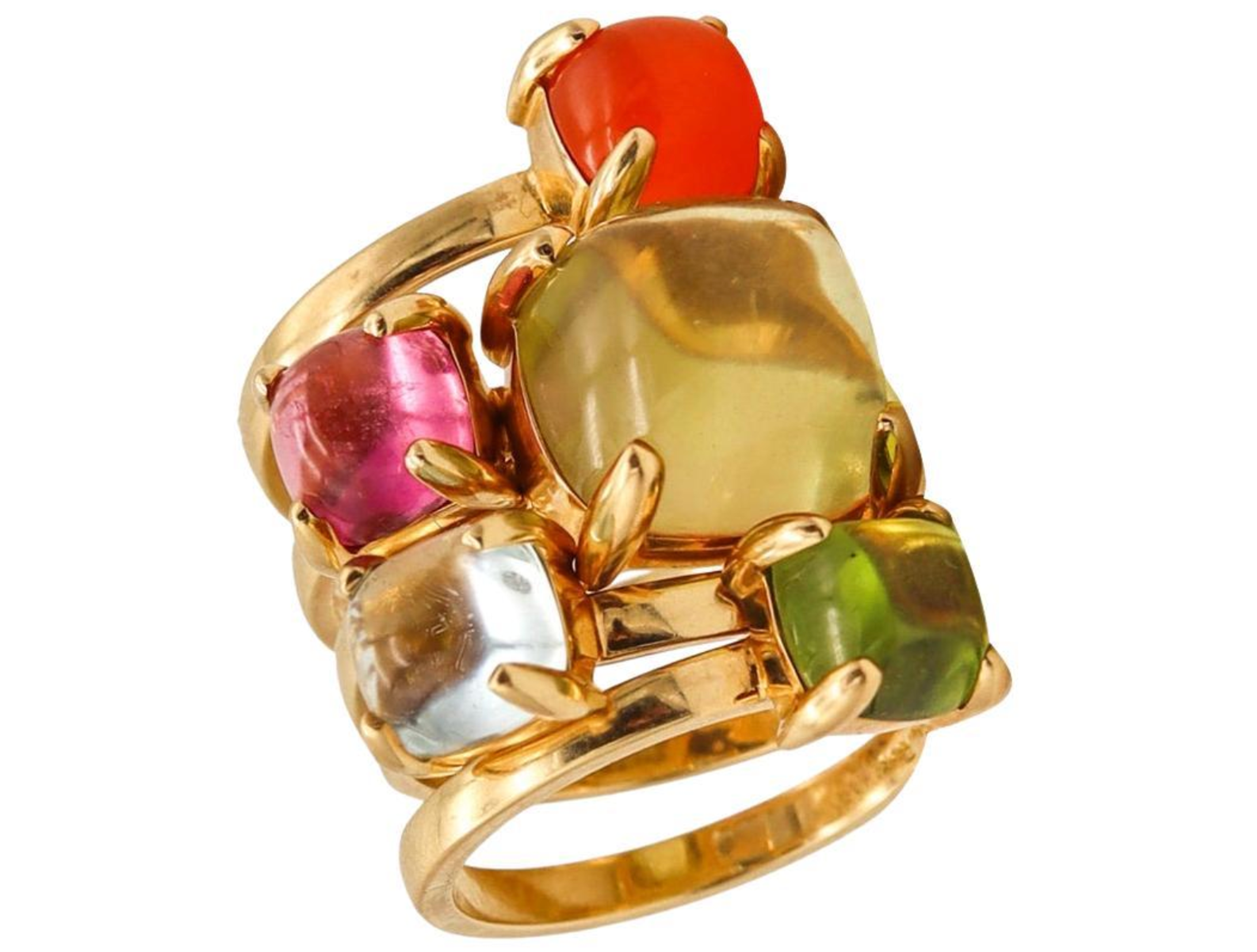 Photographie de la Suite de 5 bagues « Sugar Stack » de Paloma Picasso pour Tiffany & Co., réalisées en or 18 carats et ornées de pierres précieuses colorées. Le design présente cinq gemmes taille carrée empilées dans des nuances d'orange, de jaune, de vert, de rose et de transparent, chacune sertie de griffes en or, créant un rendu éclatant et audacieux.