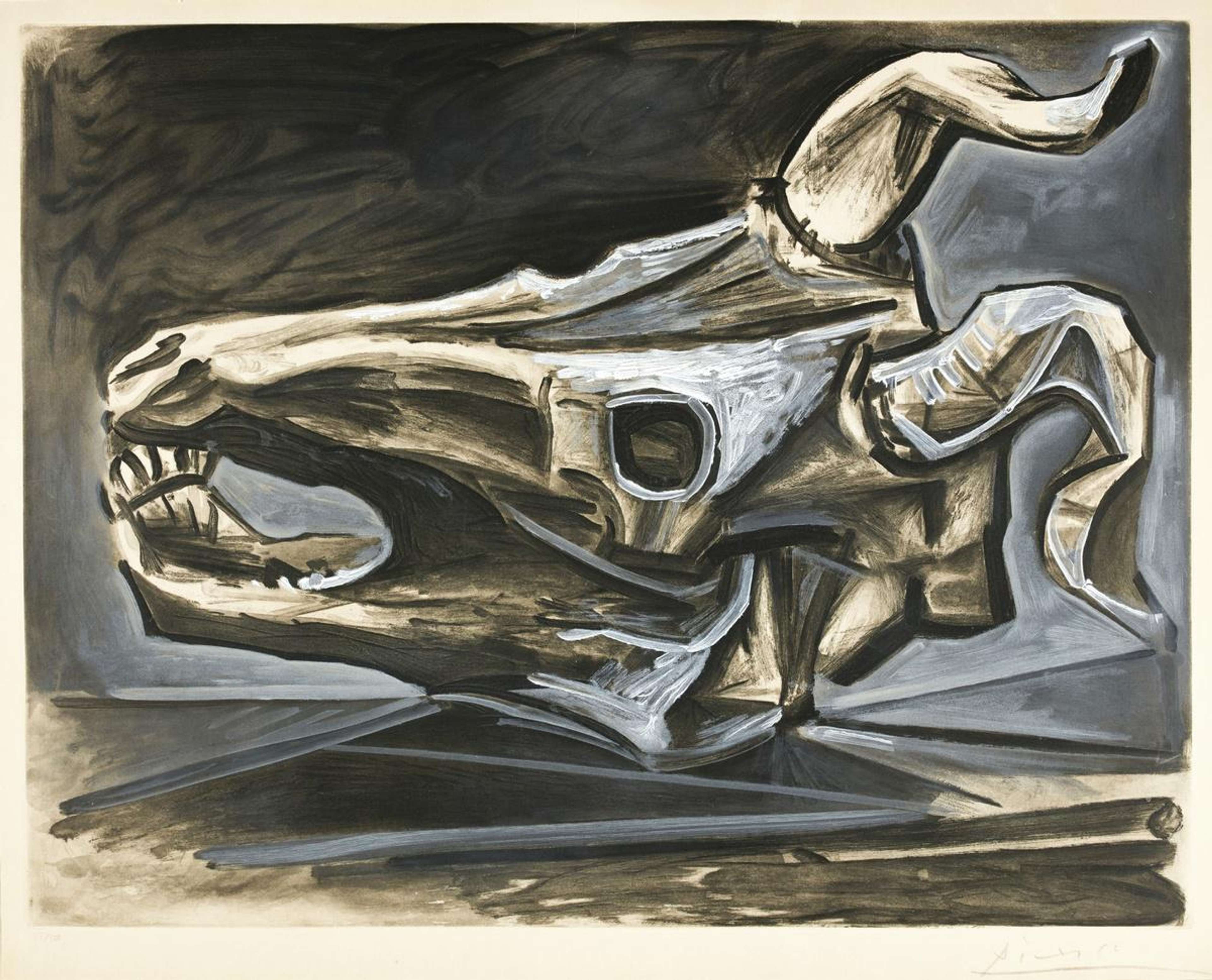 Cette estampe de Pablo Picasso représente un crâne de chèvre posé sur une table, réalisée dans une palette de couleurs sourdes.