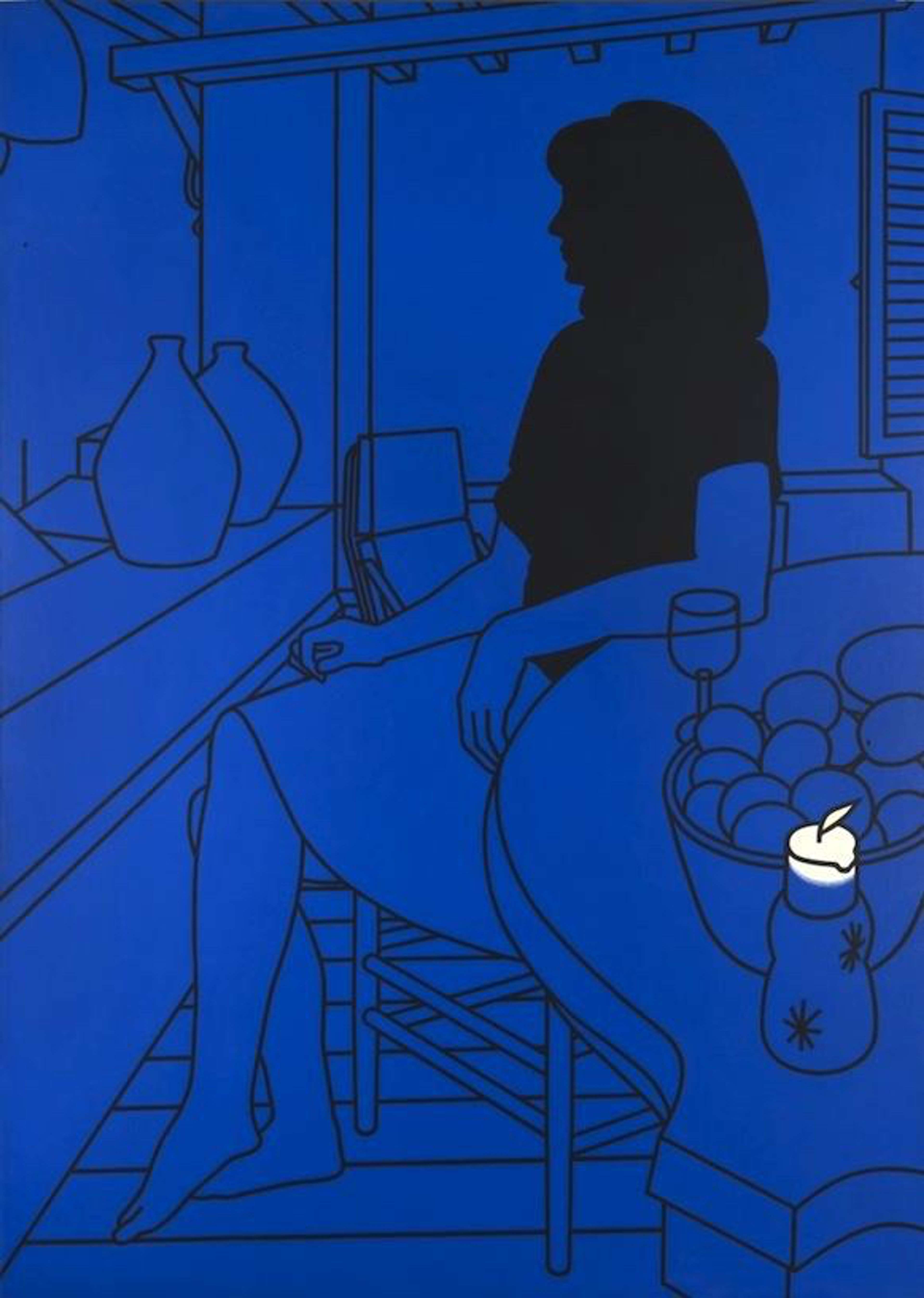 "Girl on Terrace" par Patrick Caulfield : Un contour noir d'une silhouette féminine assise sur une terrasse devant un fond bleu roi. Une seule bougie blanche est mise en évidence dans le coin inférieur droit.