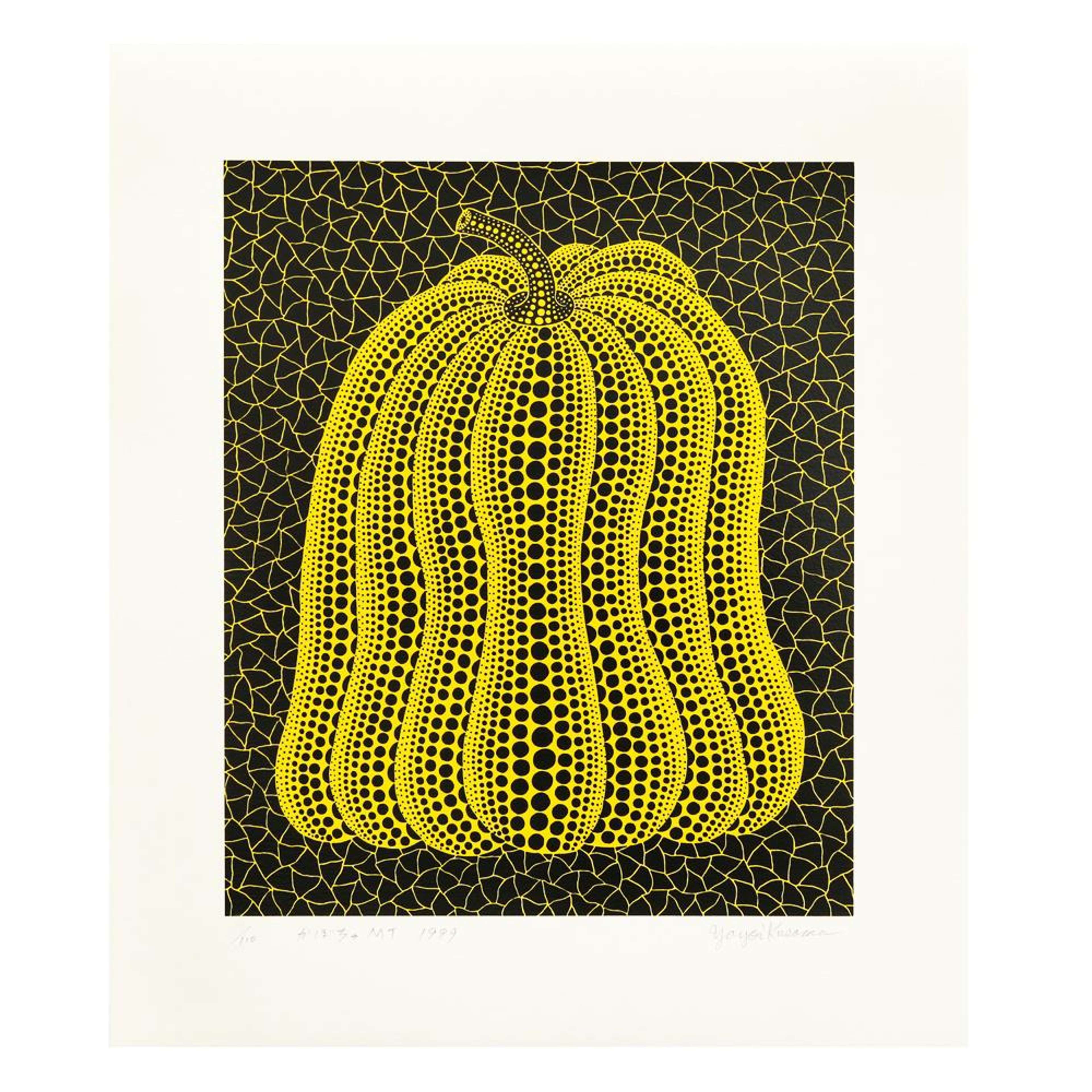 Une sérigraphie de Yayoi Kusama représentant une citrouille jaune, délimitée par des pois jaunes et noirs, sur un fond à motifs.