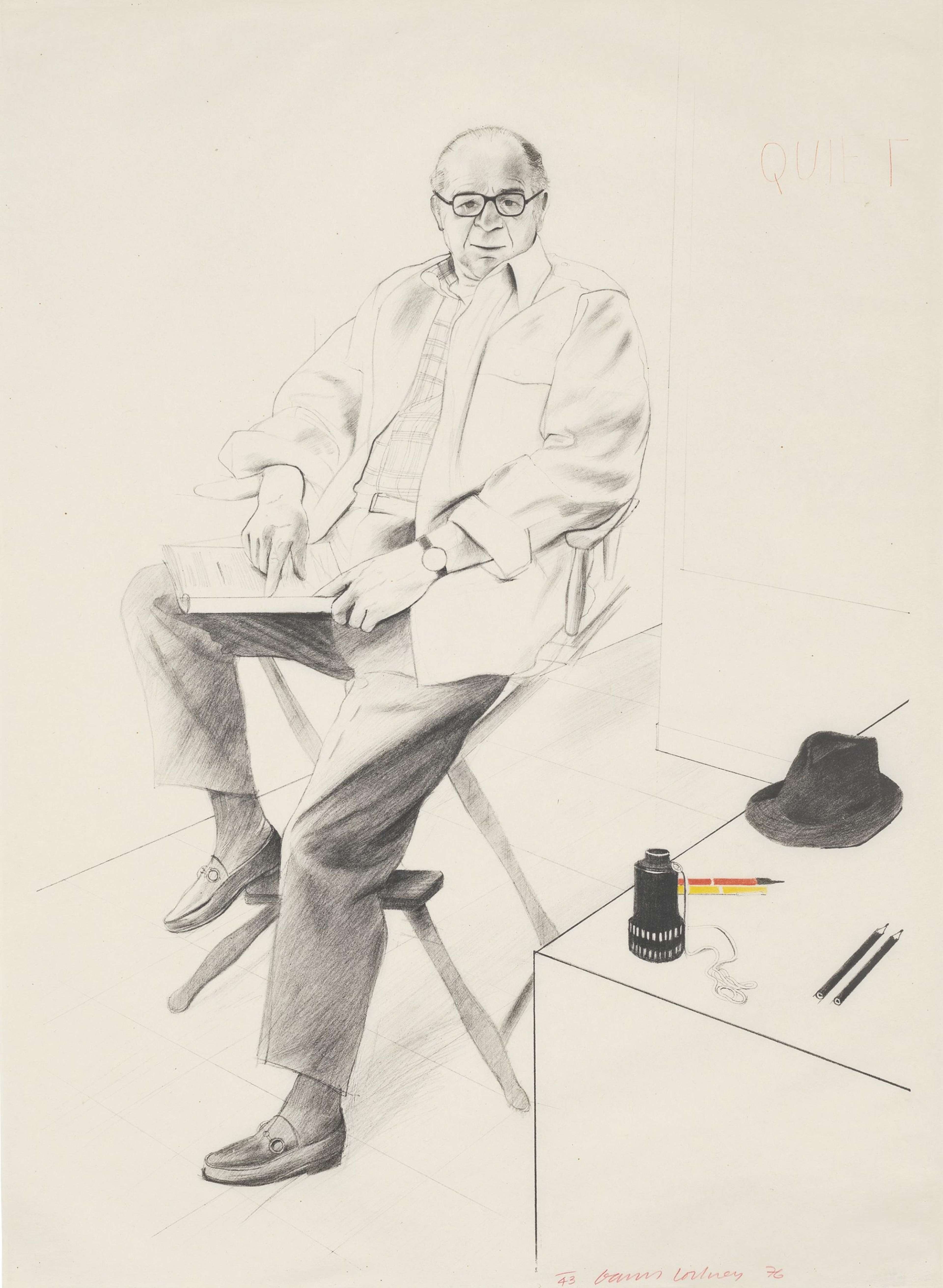 Estampe lithographique de David Hockney intitulée « Billy Wilder », représentant un dessin de Billy Wilder assis dans un fauteuil tenant un livre, à côté d'une table où reposent son chapeau et d'autres objets.